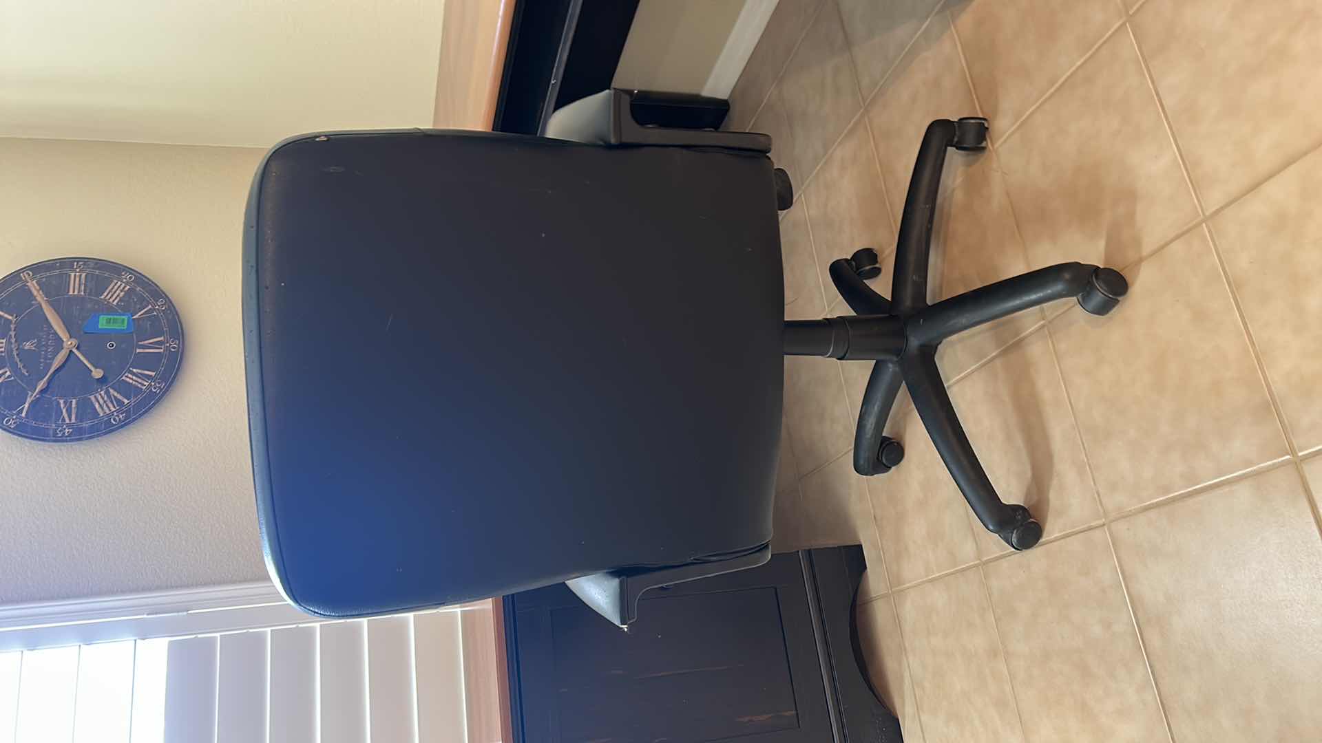 Photo 3 of EXECUTIVE DESK CHAIR