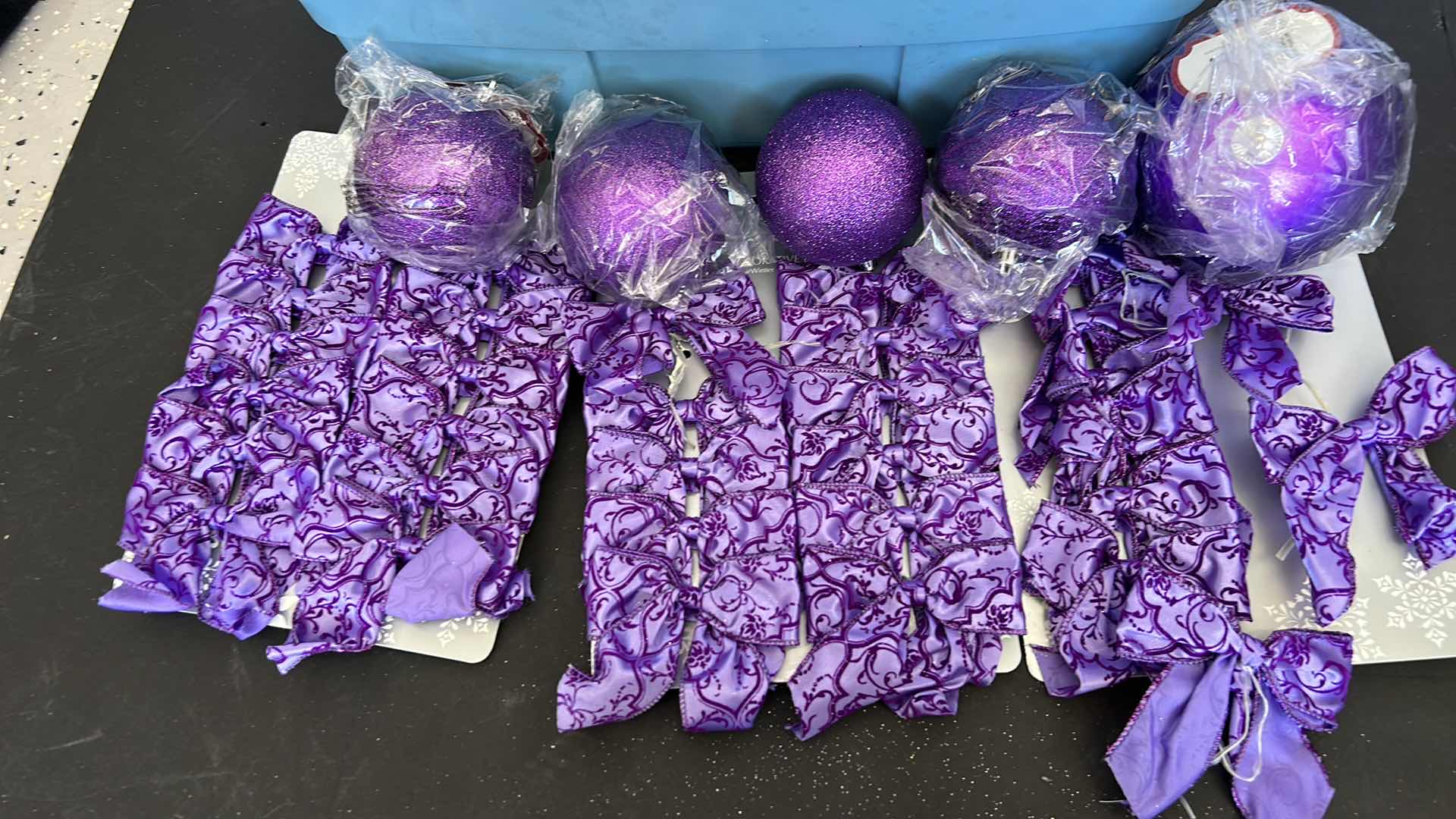 Photo 5 of TOTE WITH CHRISTMAS DECORATIONS