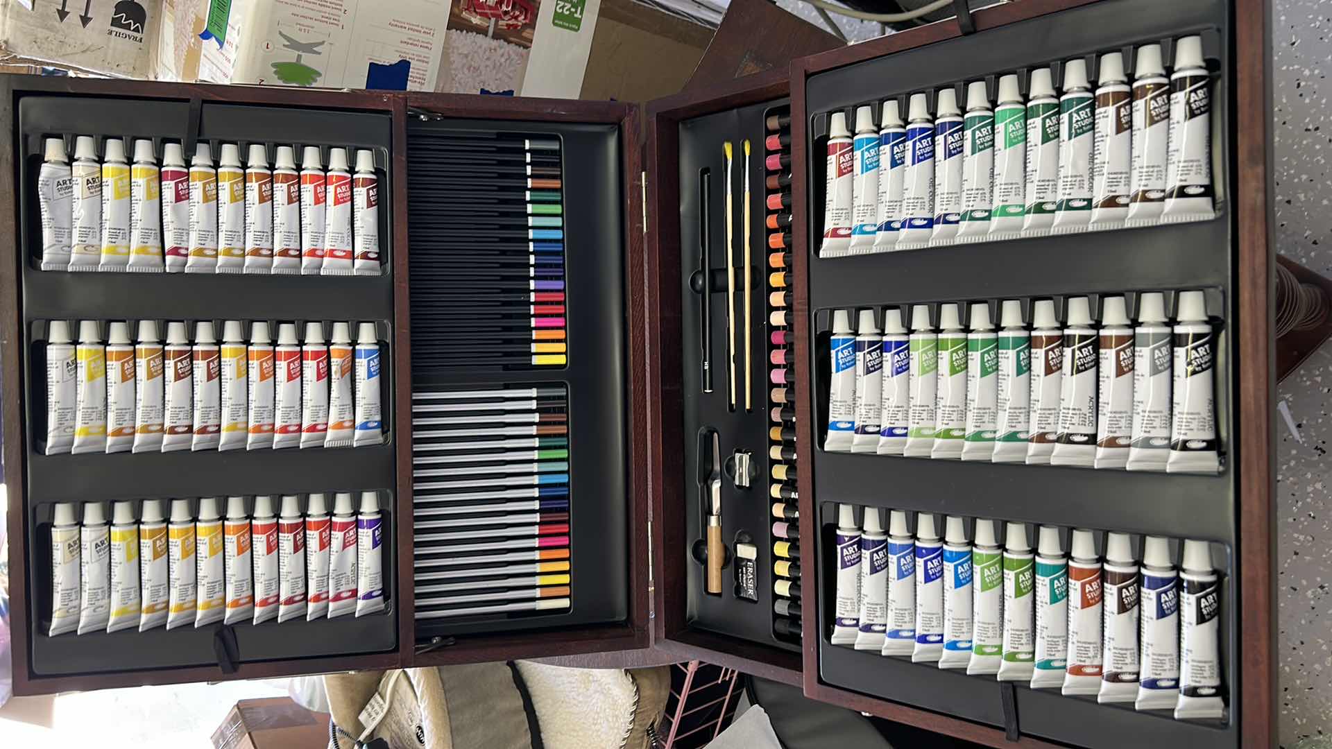 Photo 6 of OIL PAINT AND ART STUDIO COLLECTION IN WOOD CASE