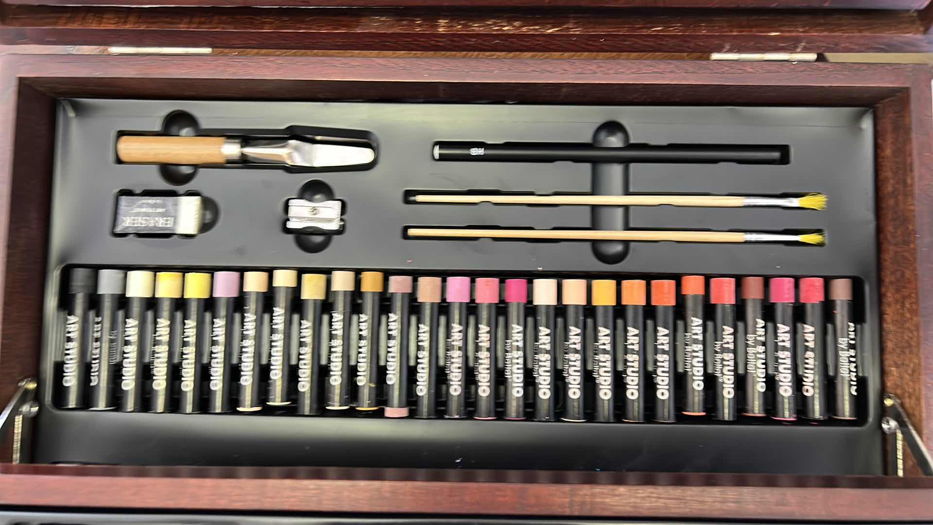 Photo 5 of OIL PAINT AND ART STUDIO COLLECTION IN WOOD CASE