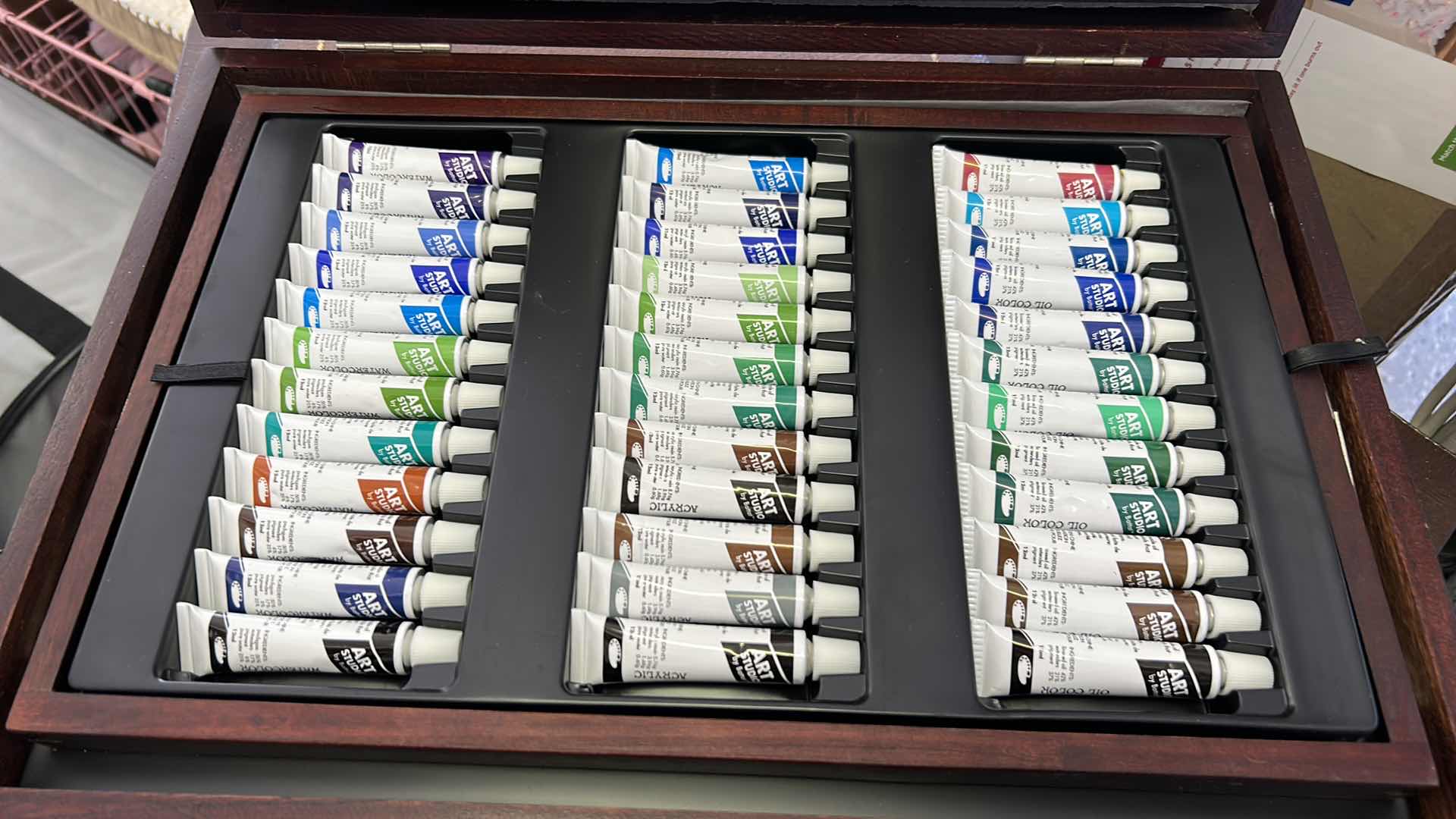 Photo 3 of OIL PAINT AND ART STUDIO COLLECTION IN WOOD CASE