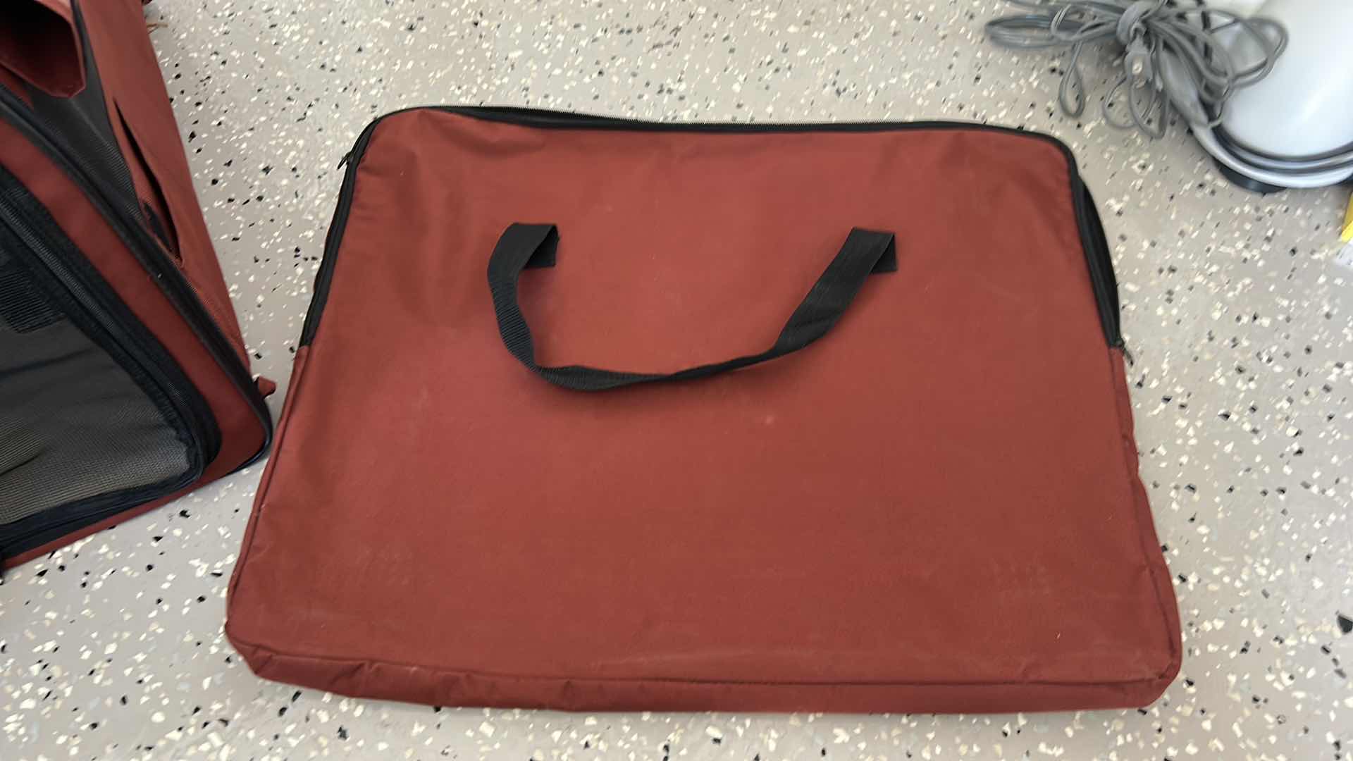 Photo 1 of PET CARRIER W TOTE M L DOG