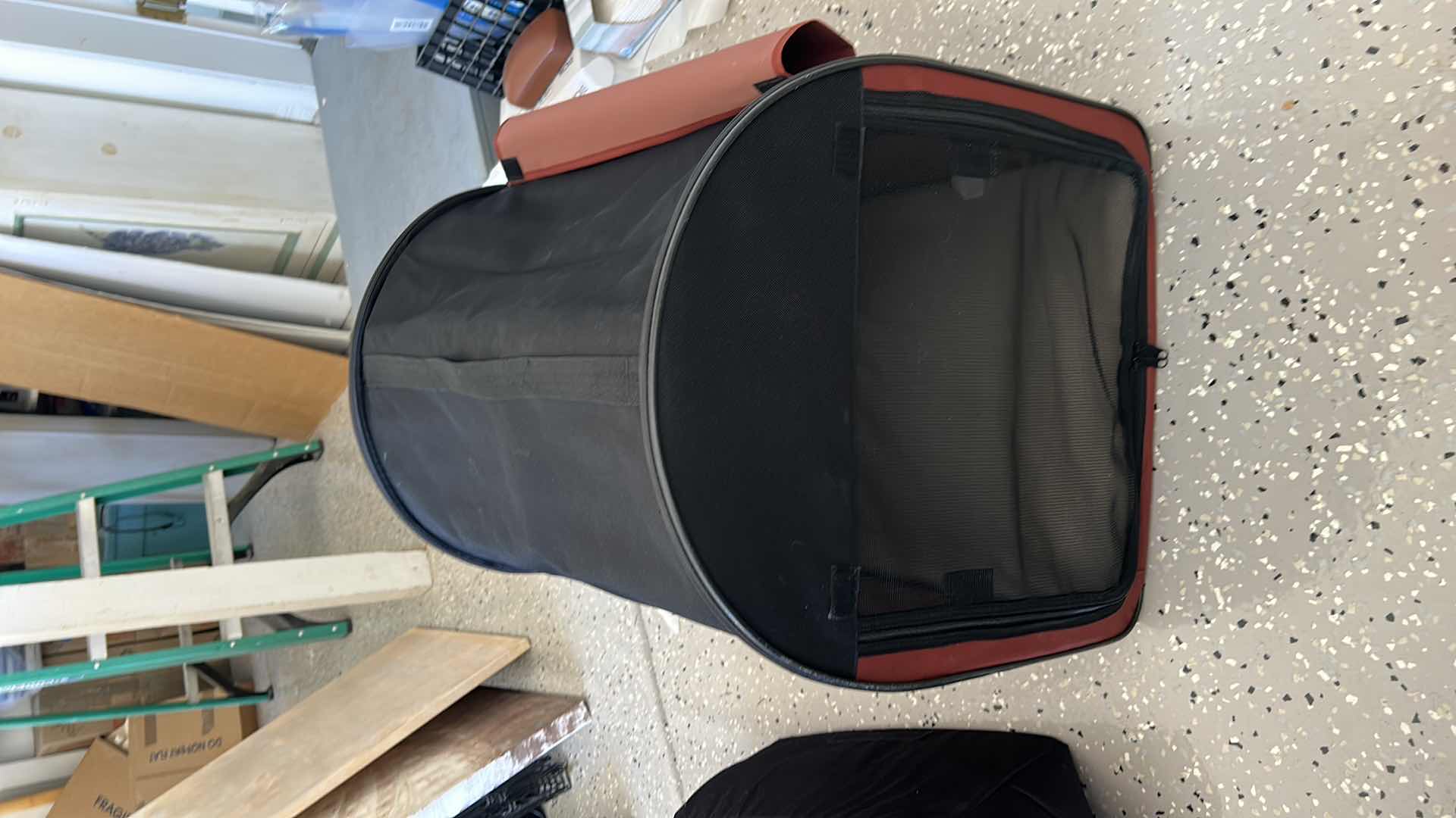 Photo 1 of PET CARRIER W TOTE M L DOG