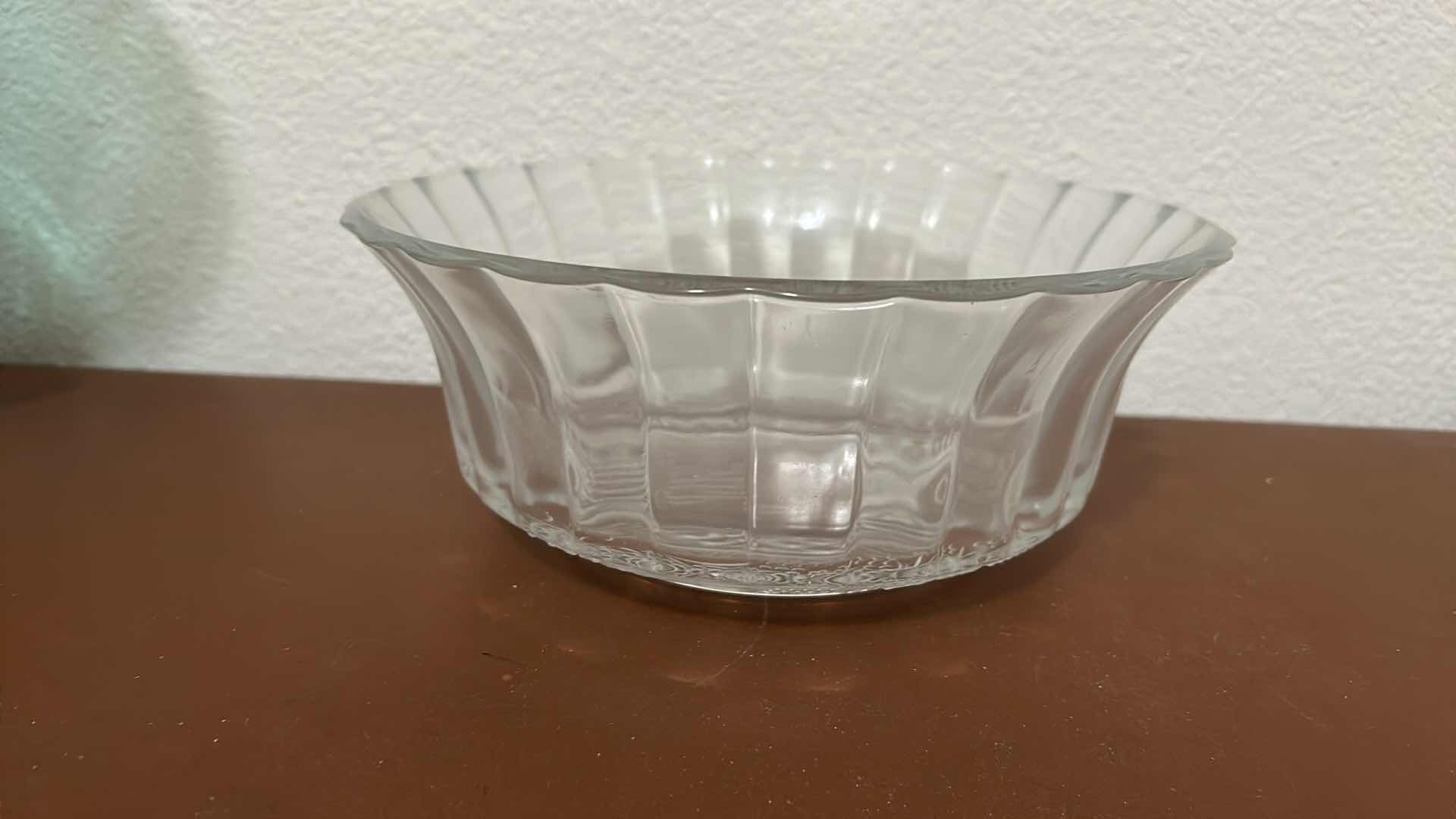 Photo 1 of 2 - 9” GLASS SERVING BOWLS