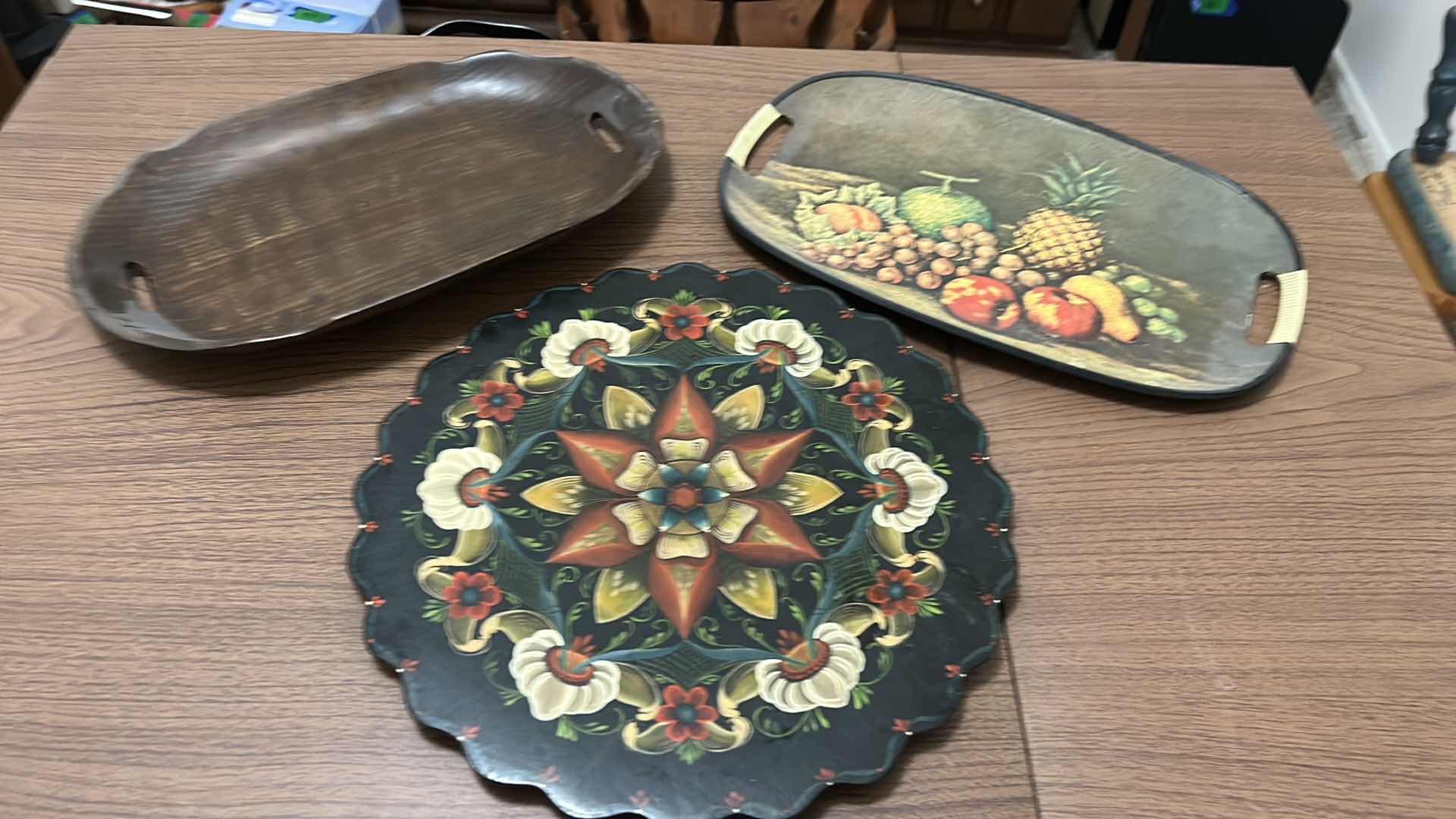 Photo 1 of 3 TRAYS ROUND TRAY 16” ROUND