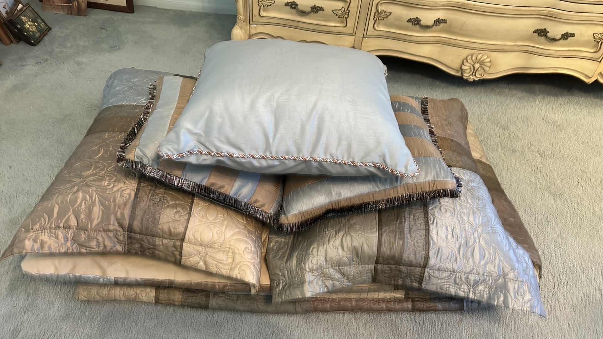 Photo 1 of QUEEN BEDDING