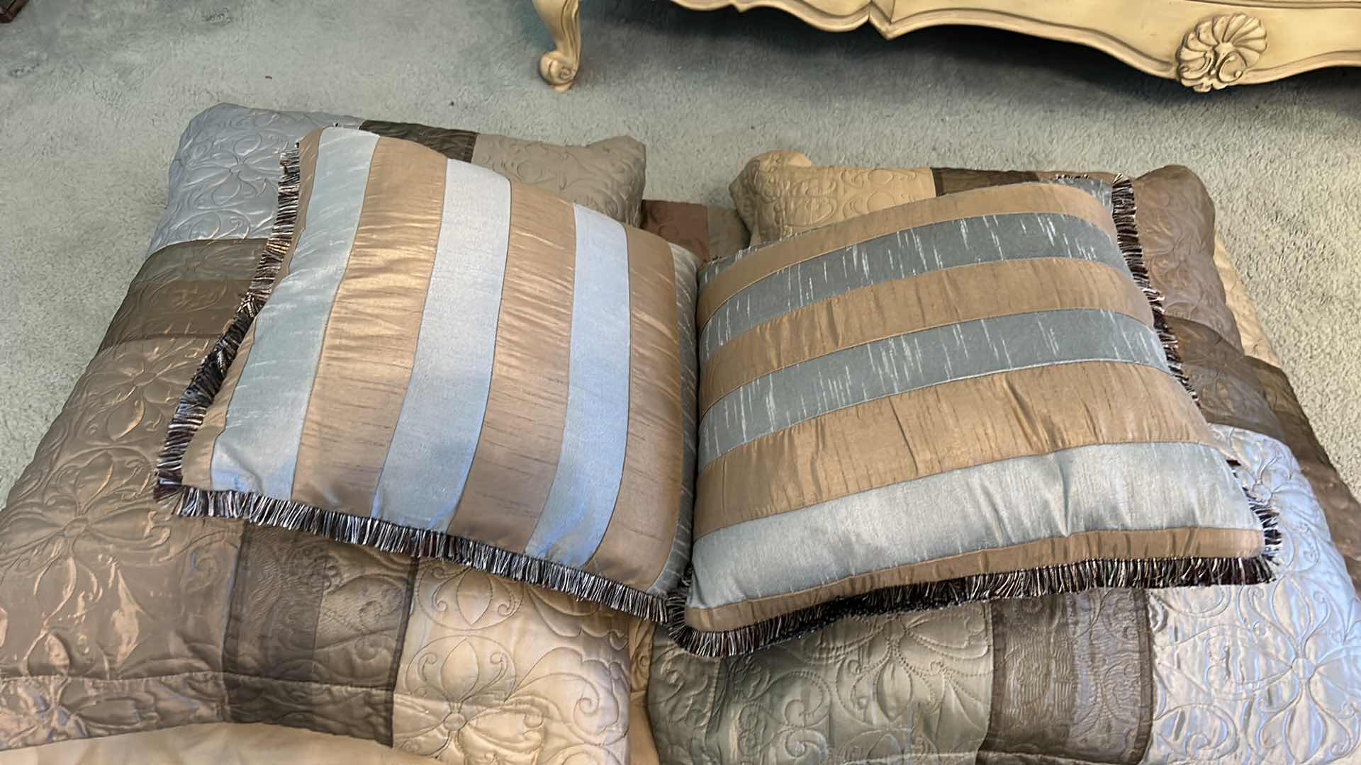 Photo 1 of QUEEN BEDDING