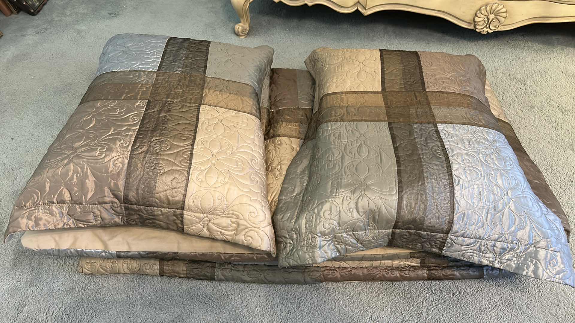 Photo 1 of QUEEN BEDDING