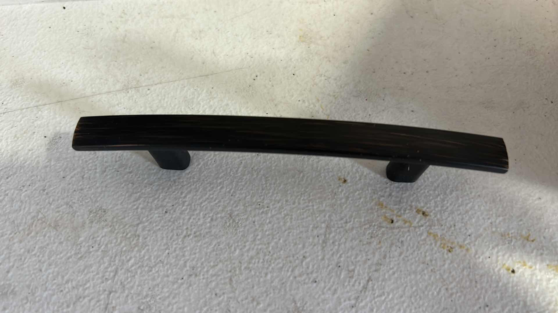 Photo 2 of 3 B0XES - AMAZON BASICS MODERN CURVED CABINET HANDLE RUBBED BRONZE 10 PER BOX