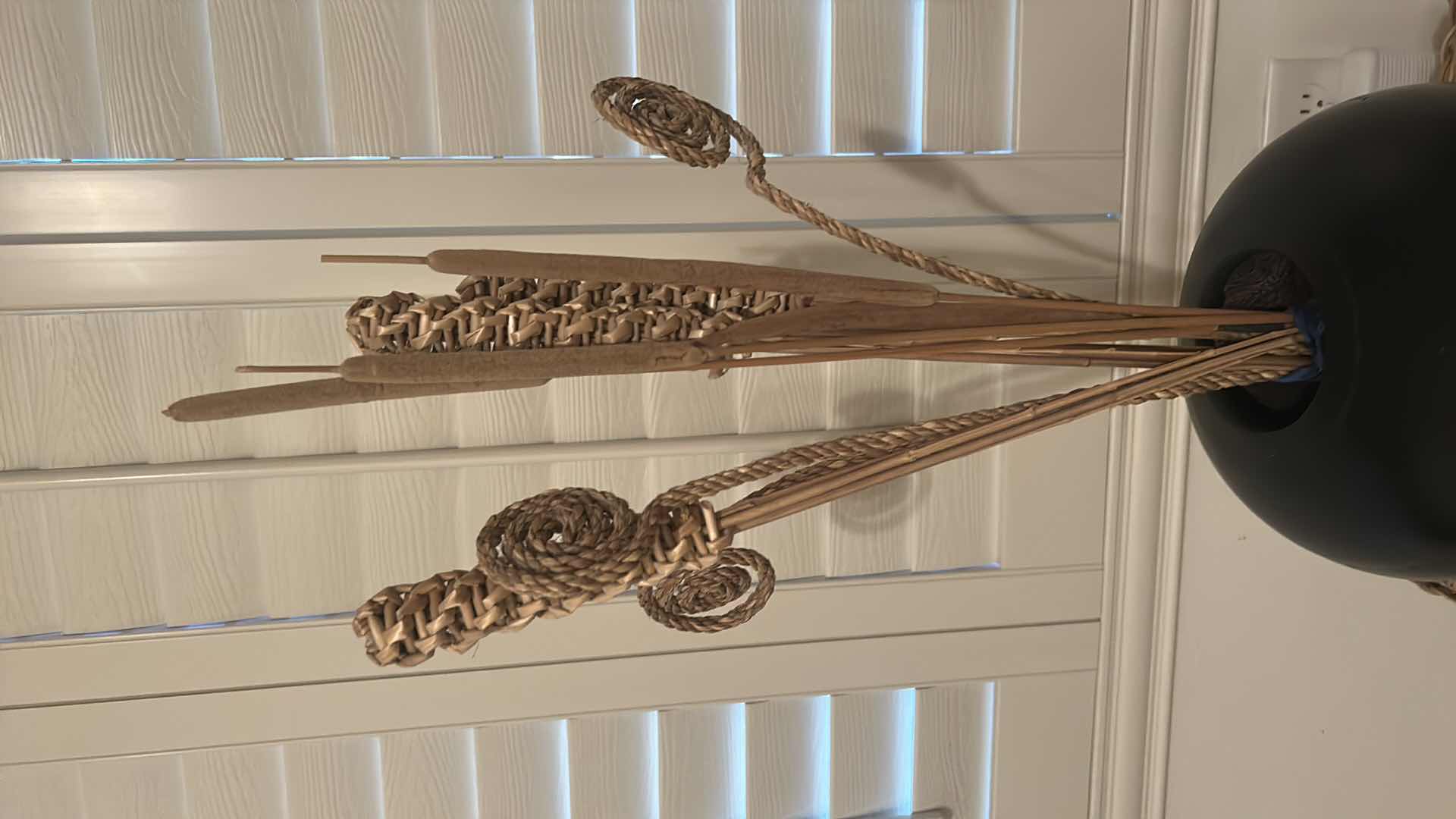 Photo 4 of SMALL RATAN TABLE (16 1/4“ x 11 1/2“ x 18 1/2“) WITH VASE AND RATAN REEDS