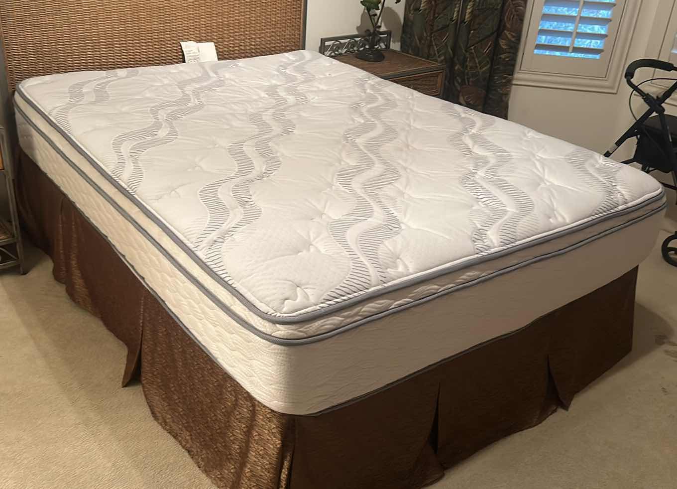 Photo 1 of SERTA PERFECT SLEEPER WYNSTONE II QUEEN MATTRESS AND BOX SPRINGS 61“ x 80“