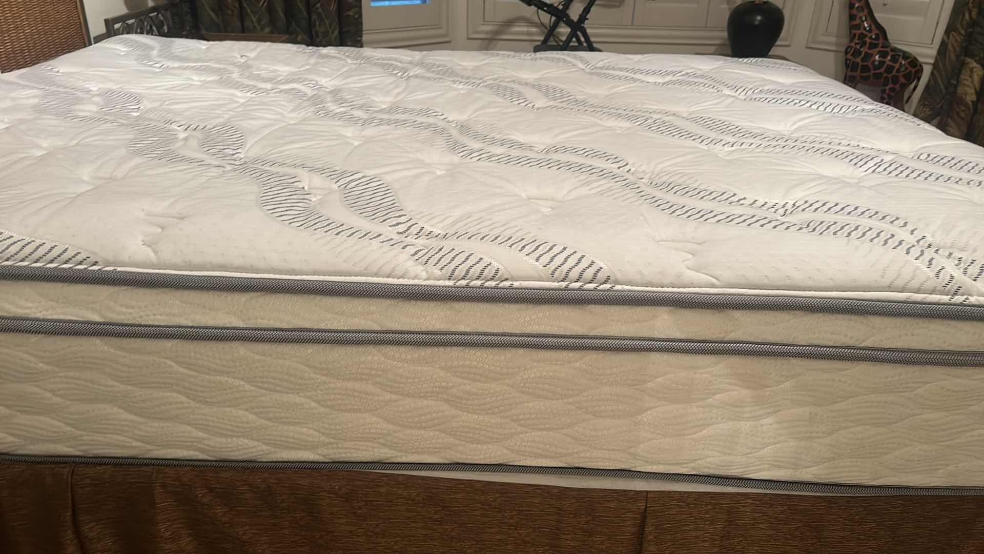 Photo 1 of SERTA PERFECT SLEEPER WYNSTONE II QUEEN MATTRESS AND BOX SPRINGS 61“ x 80“