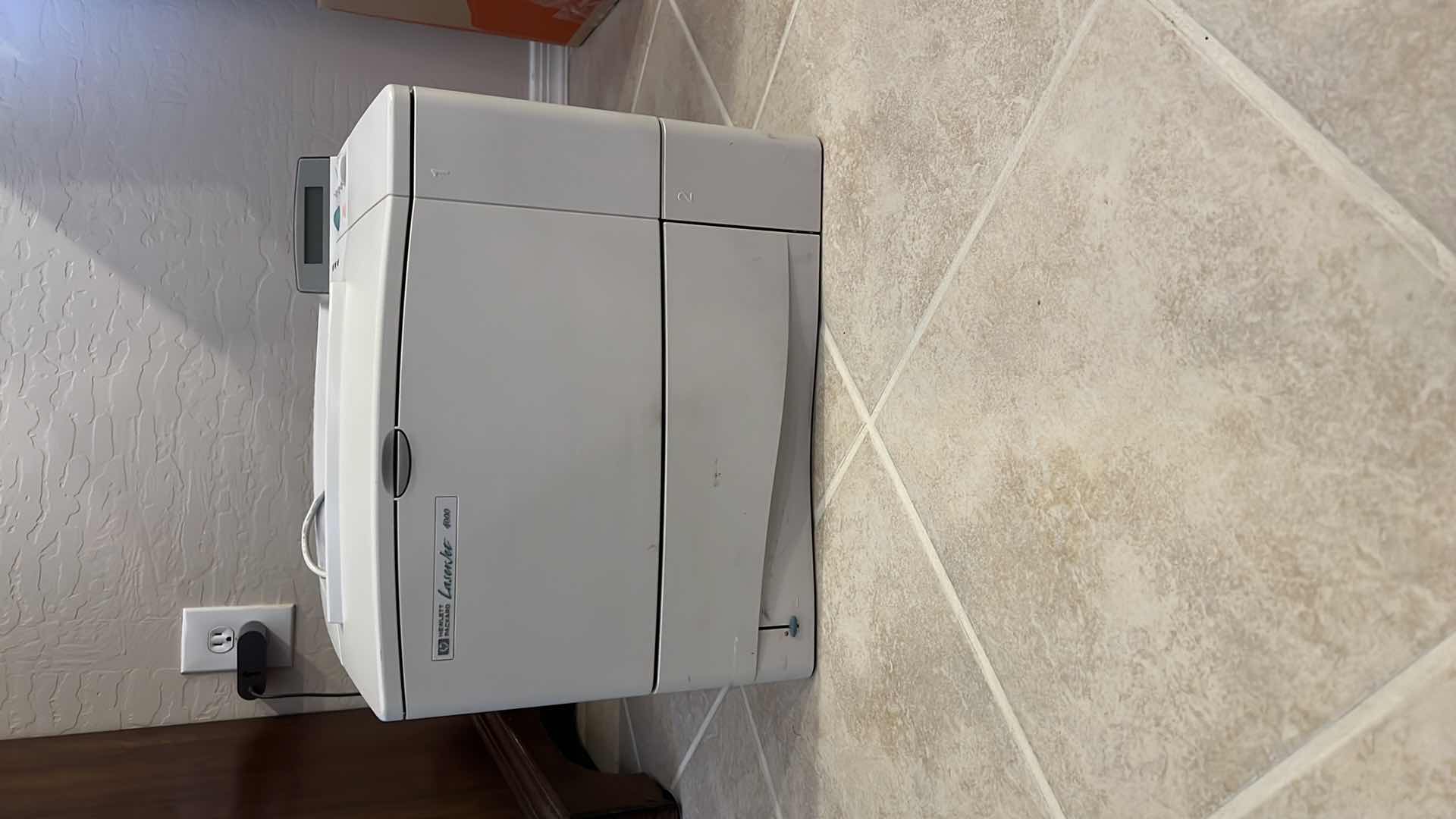 Photo 1 of HP LASERJET 4000 PRINTER W. 2/3 FULL CARTRIDGE