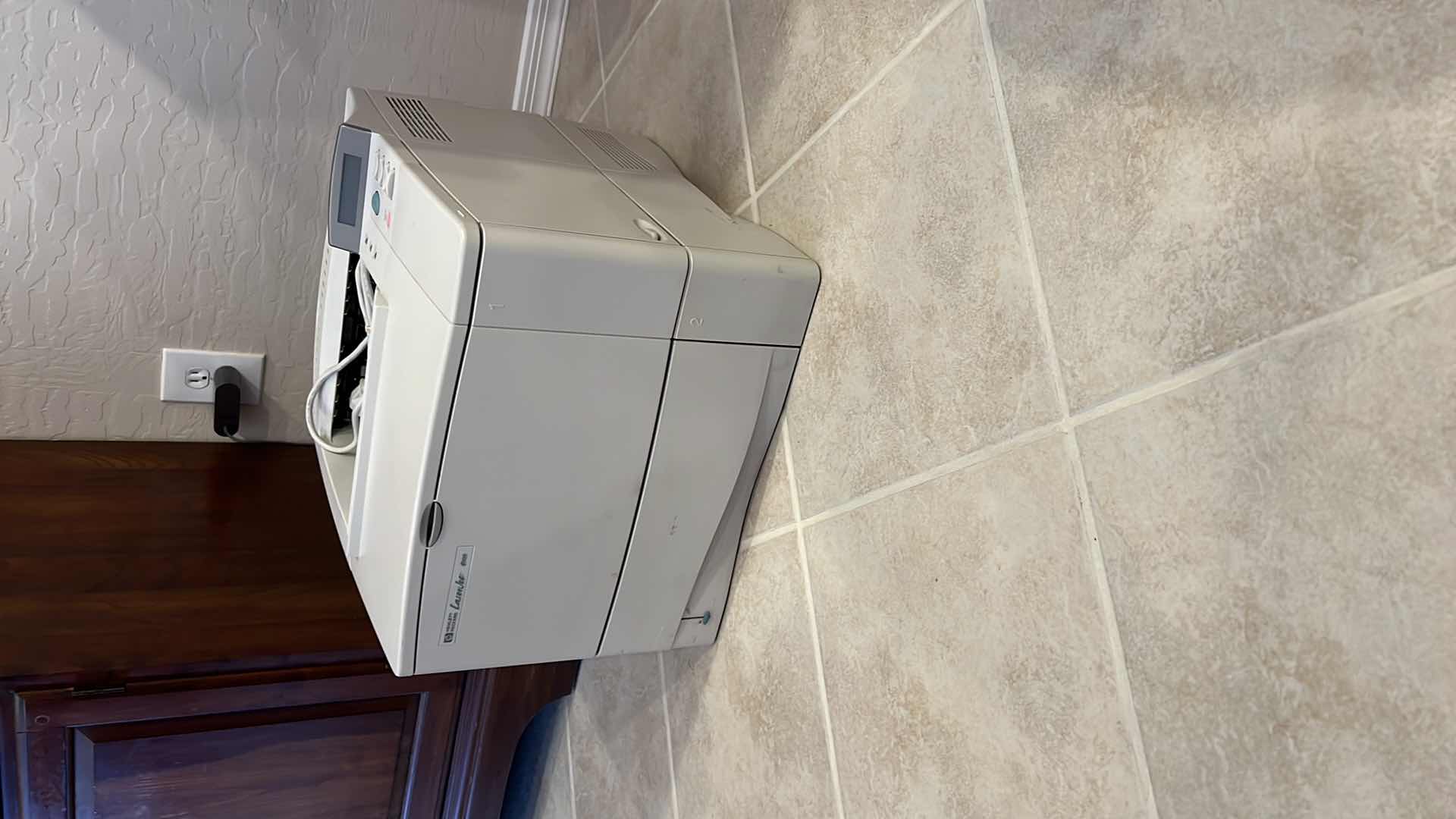 Photo 1 of HP LASERJET 4000 PRINTER W. 2/3 FULL CARTRIDGE