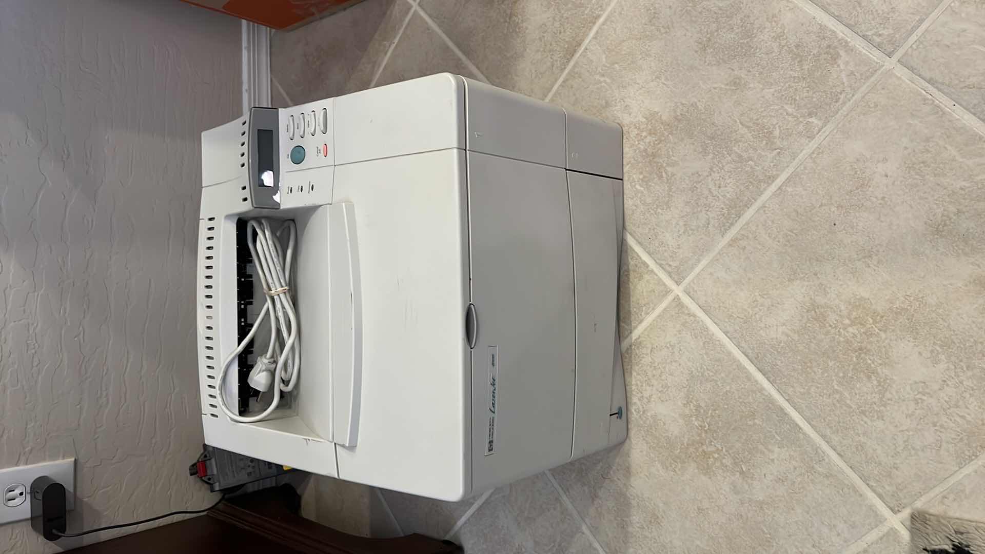 Photo 1 of HP LASERJET 4000 PRINTER W. 2/3 FULL CARTRIDGE