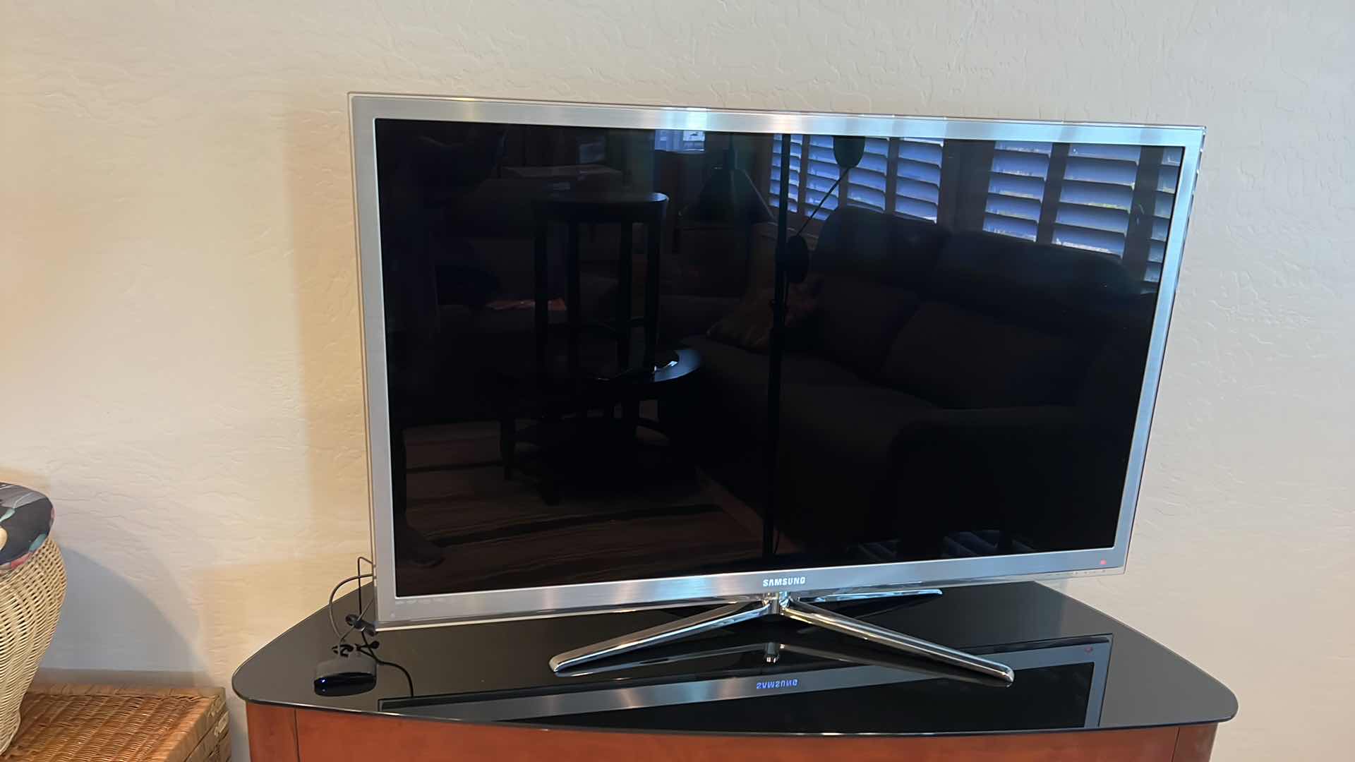 Photo 1 of 55" SAMSUNG FLATSCREEN TV W SWIVEL STAND & REMOTE CONTROL (MODEL #UN55C8000 3D IPTV 1080P)