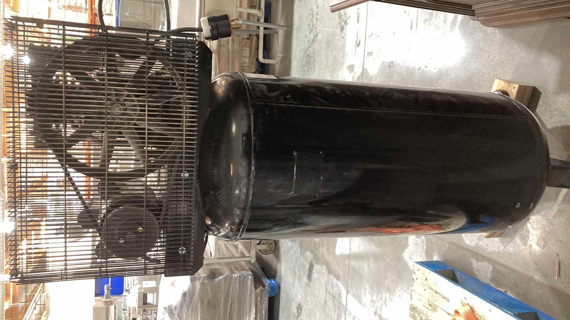 Photo 1 of CENTRAL PNEUMATIC OIL LUBRICATED AIR COMPRESSOR 60GAL 5HP 165PSI 240VOLT MODEL CN560V