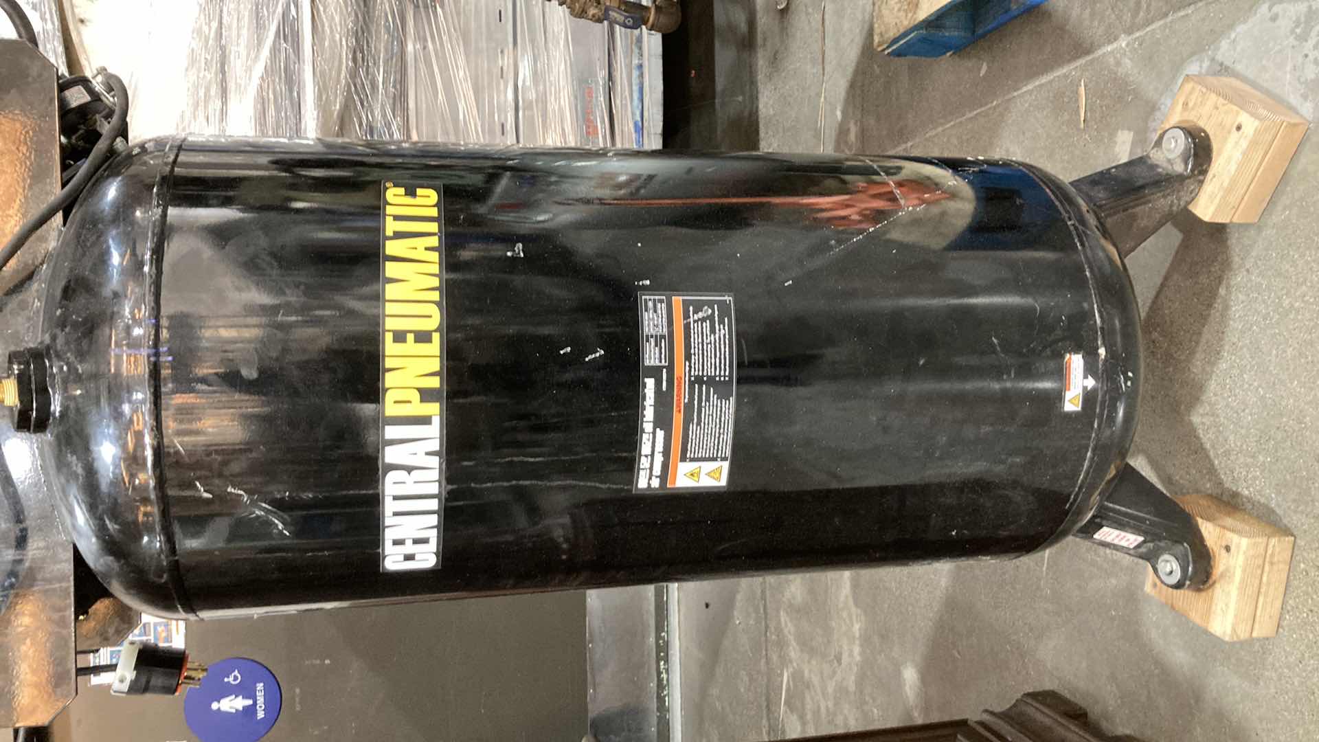 Photo 1 of CENTRAL PNEUMATIC OIL LUBRICATED AIR COMPRESSOR 60GAL 5HP 165PSI 240VOLT MODEL CN560V