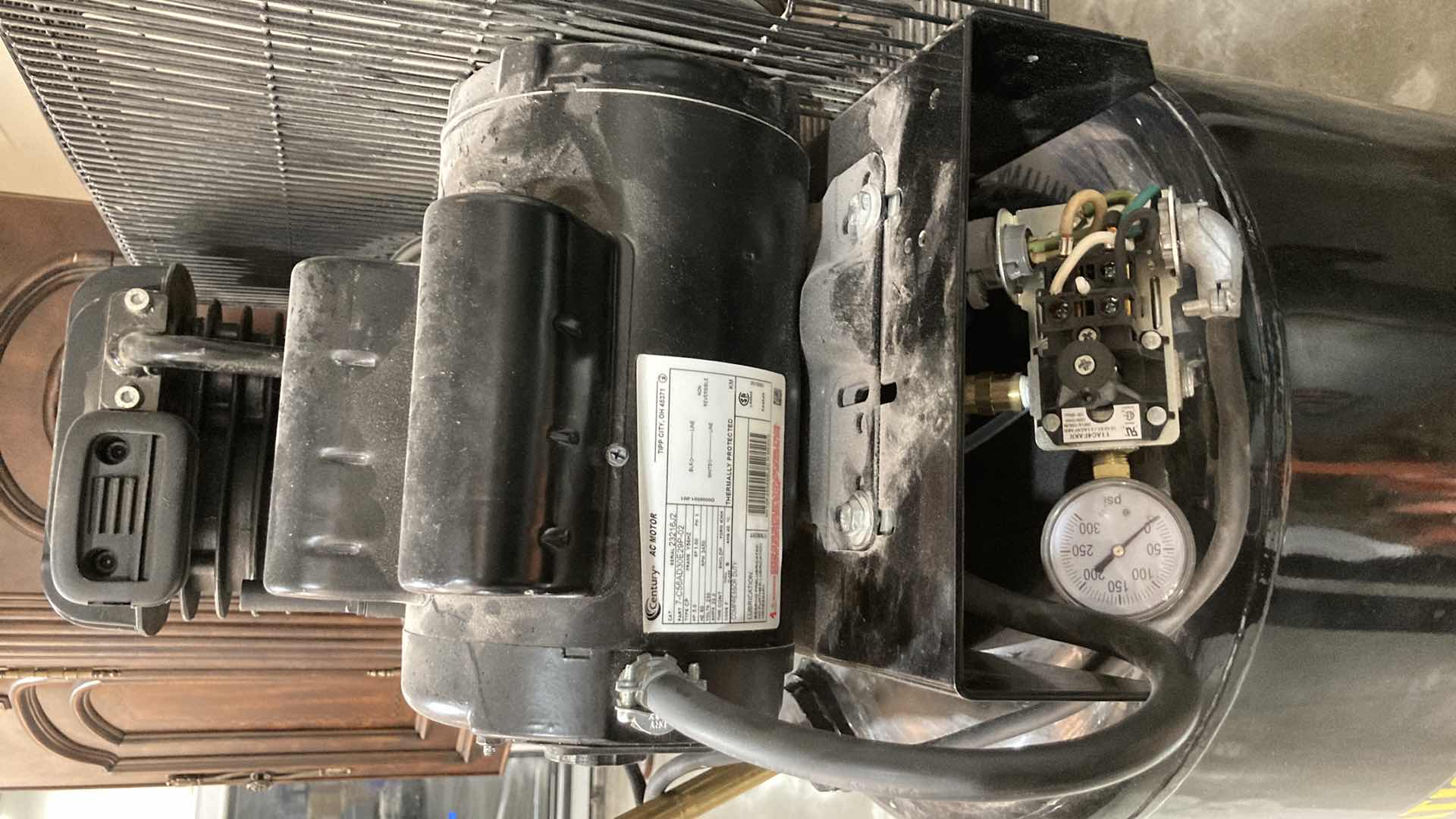 Photo 1 of CENTRAL PNEUMATIC OIL LUBRICATED AIR COMPRESSOR 60GAL 5HP 165PSI 240VOLT MODEL CN560V