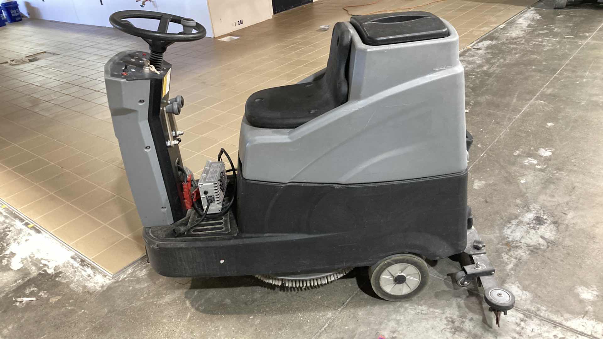 Photo 5 of SHENG YANG COMPACT RIDE-ON FLOOR SCRUBBER MODEL A60 W BATTERY CHARGER