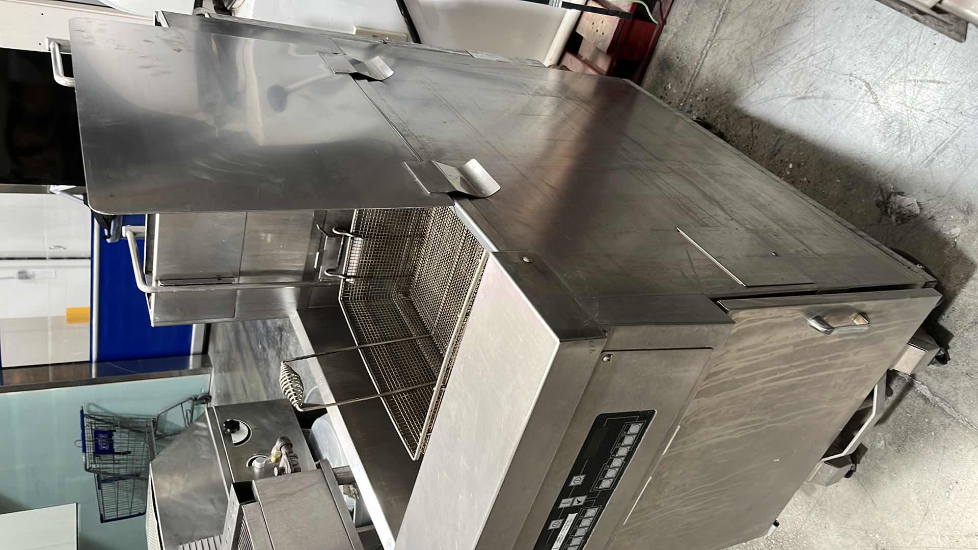 Photo 4 of DEAN GAS DEEP FAT FRYER MODEL CFD180GBLNS