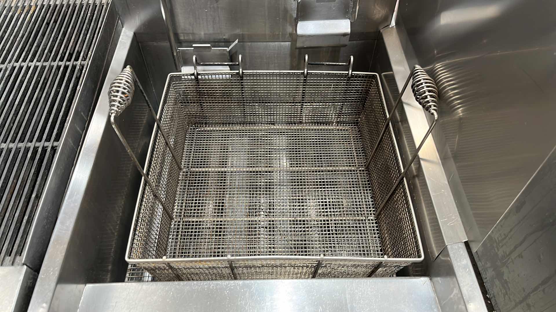 Photo 5 of DEAN GAS DEEP FAT FRYER MODEL CFD180GBLNS