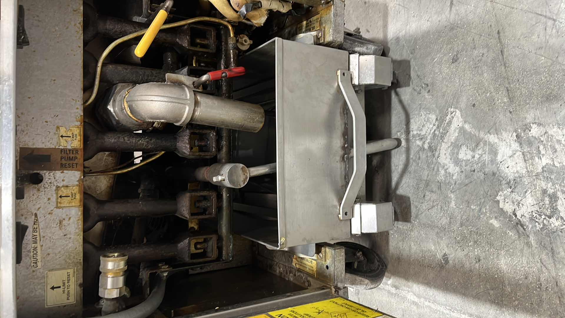 Photo 1 of DEAN GAS DEEP FAT FRYER W MODEL CFD180GBLNS (ELECTRICAL SHORT)