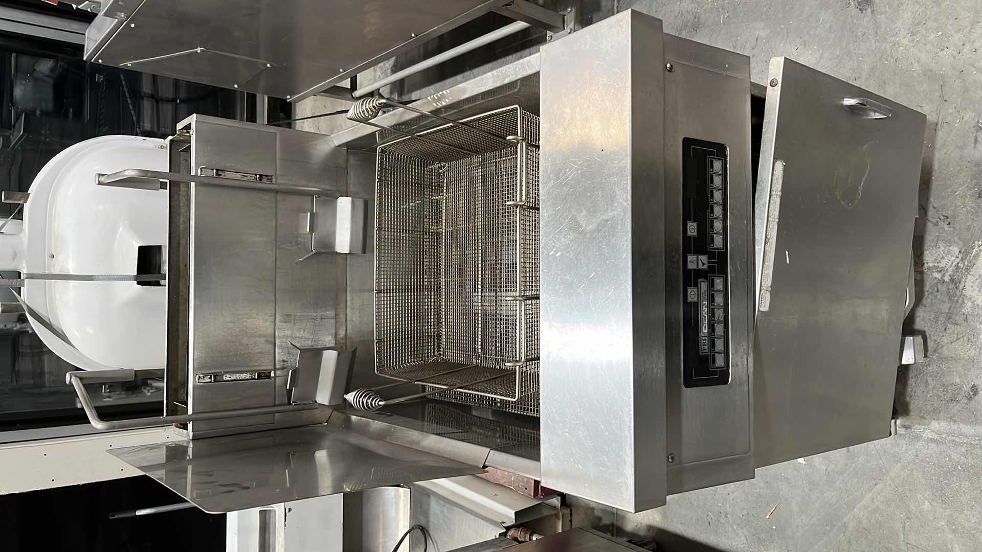 Photo 1 of DEAN GAS DEEP FAT FRYER W MODEL CFD180GBLNS (ELECTRICAL SHORT)