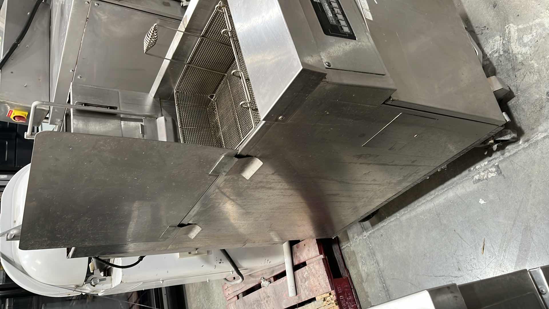 Photo 1 of DEAN GAS DEEP FAT FRYER W MODEL CFD180GBLNS (ELECTRICAL SHORT)