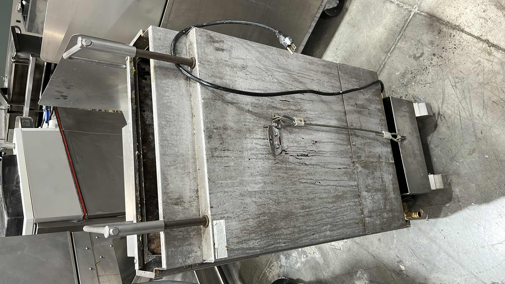 Photo 1 of DEAN GAS DEEP FAT FRYER W MODEL CFD180GBLNS (ELECTRICAL SHORT)