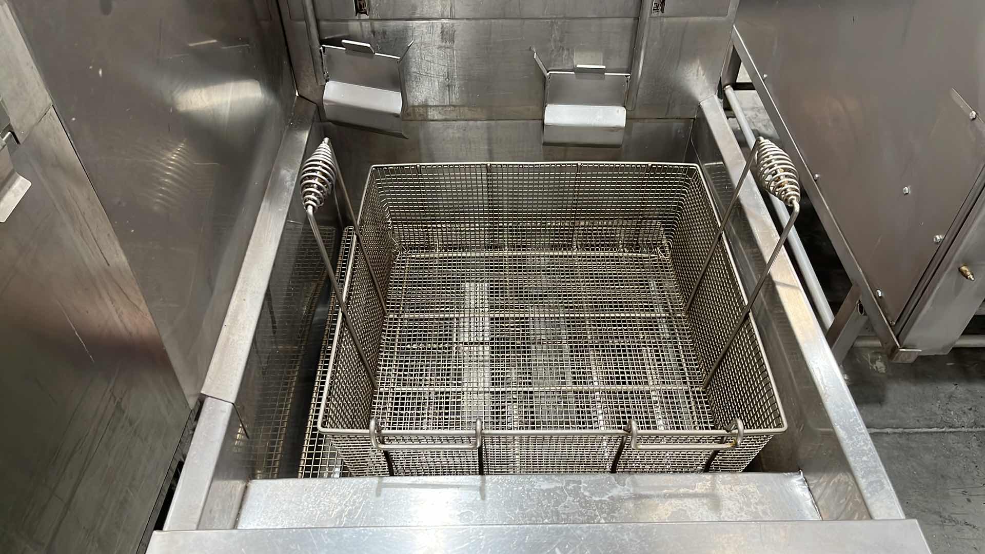 Photo 1 of DEAN GAS DEEP FAT FRYER W MODEL CFD180GBLNS (ELECTRICAL SHORT)