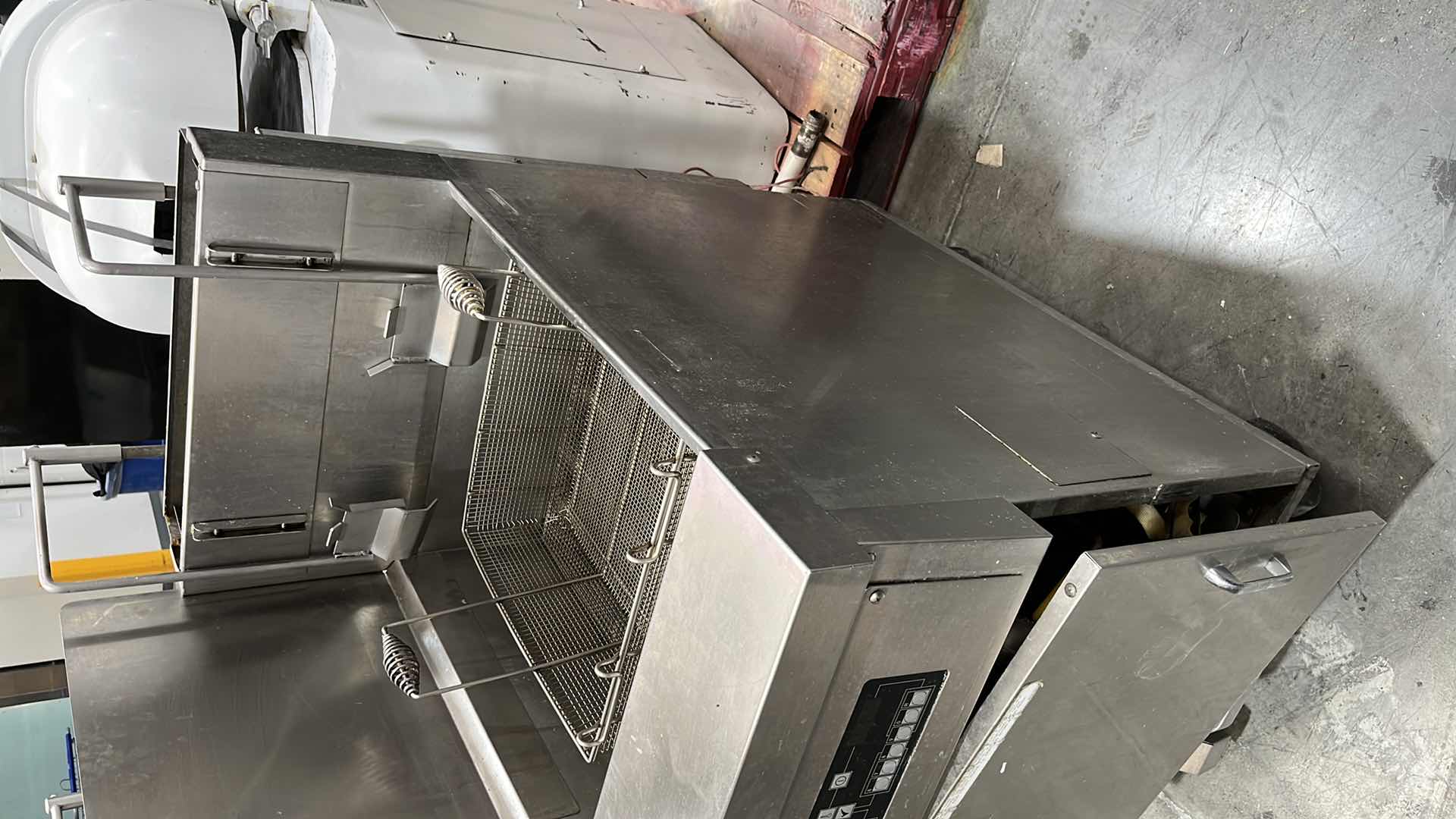 Photo 1 of DEAN GAS DEEP FAT FRYER W MODEL CFD180GBLNS (ELECTRICAL SHORT)