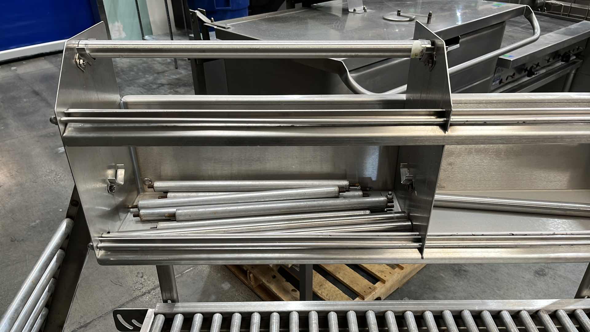 Photo 46 of HOBART COMMERCIAL DIGITAL DELI WRAPPING MACHINE W LABEL PRINTER MODEL UWS (HARDWIRED),  HEAT SEAL ENERGY SMART WRAPPER STATION W QUANTUM LABEL PRINTER (2),
HOBART ROLLER/DISCHARGE TABLE (MODEL HRT5-3)