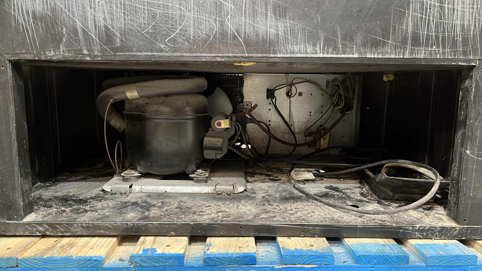 Photo 5 of VENDO COLD BEVERAGE VENDING MACHINE W 10 SELECTIONS MODEL V540