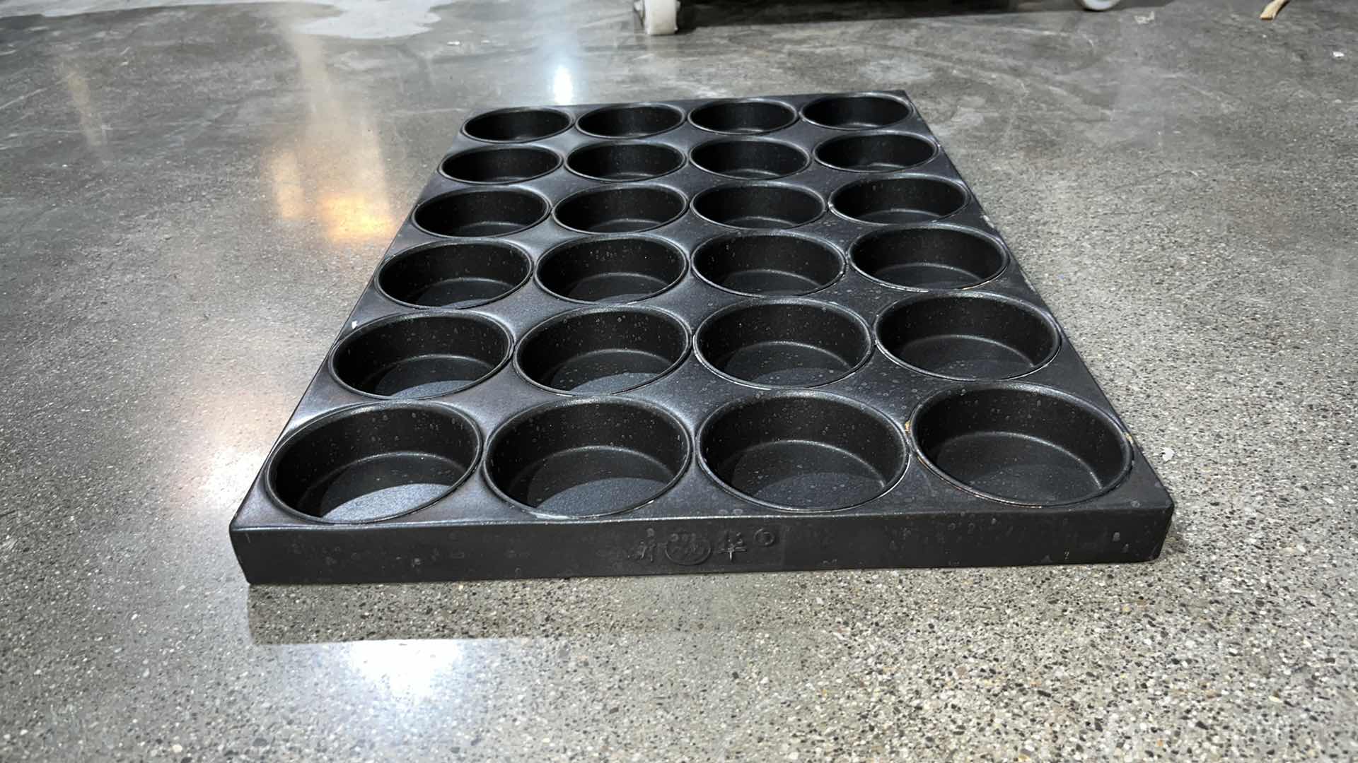 Photo 1 of MUFFIN PAN 23.5” X 15.75”