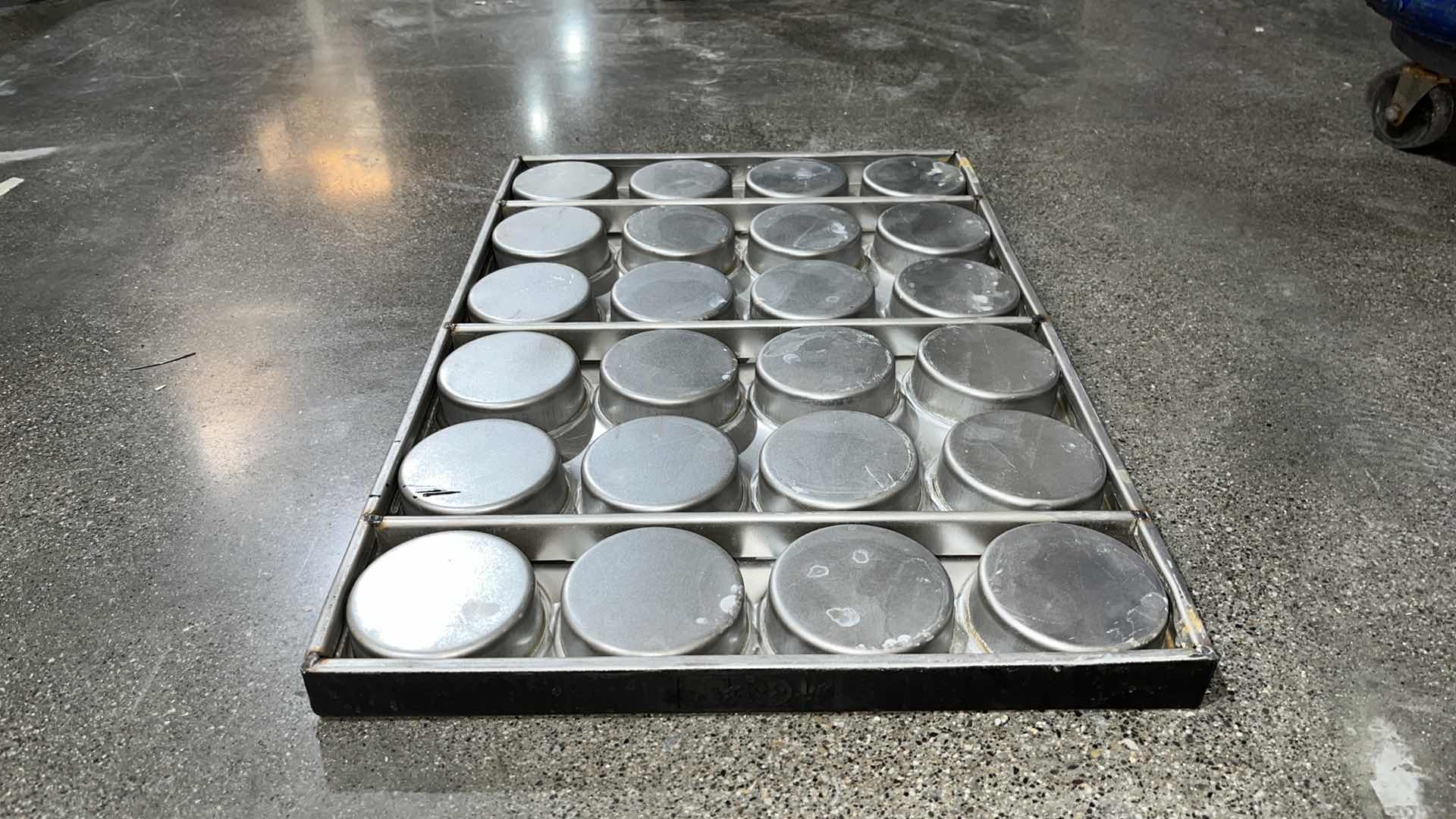 Photo 1 of MUFFIN PAN 23.5” X 15.75”