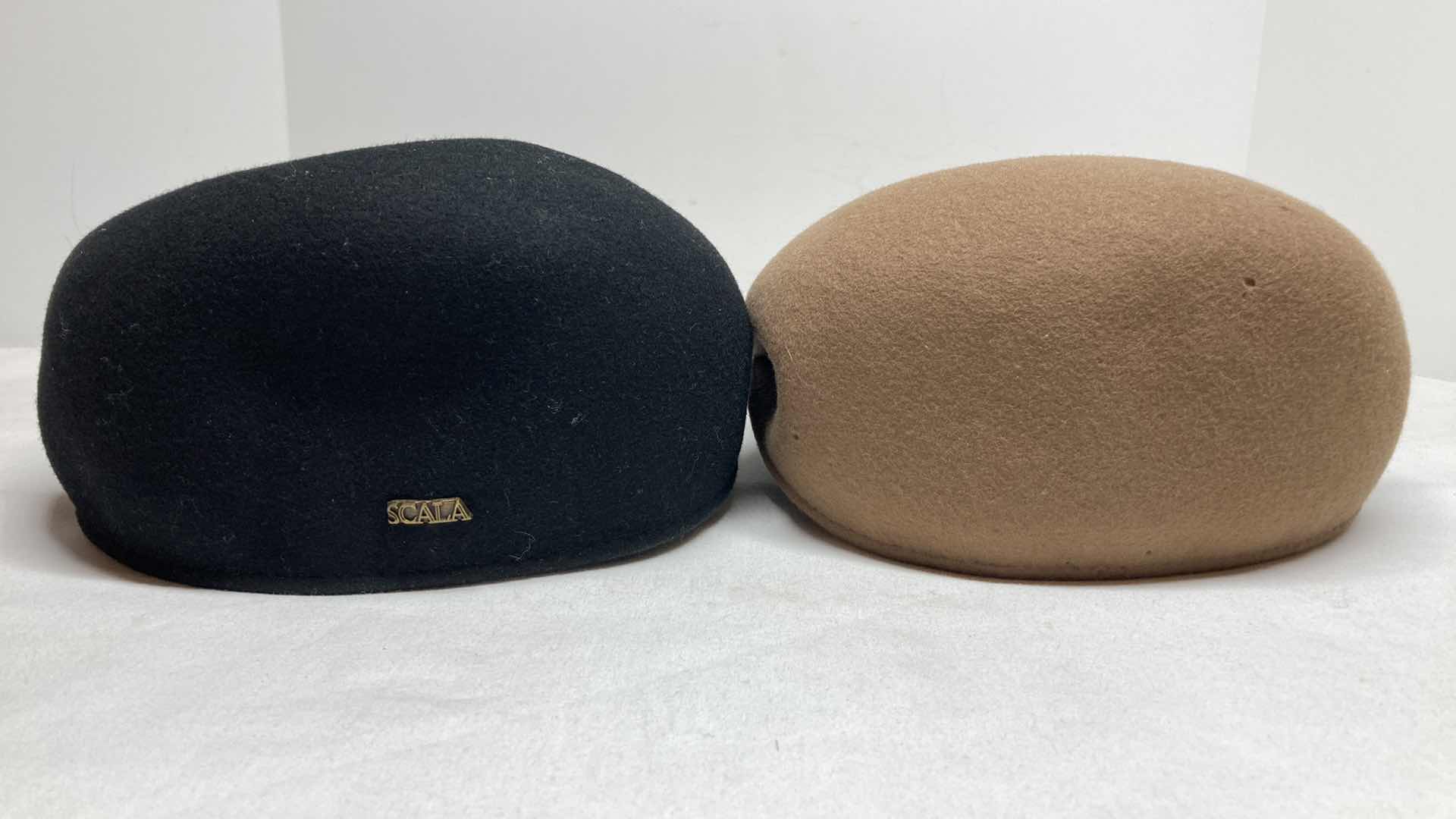 Photo 1 of DORFMAN PACIFIC CO. SCALA BLACK & TAN NEWSBOY WOOL CAPS LG (2)