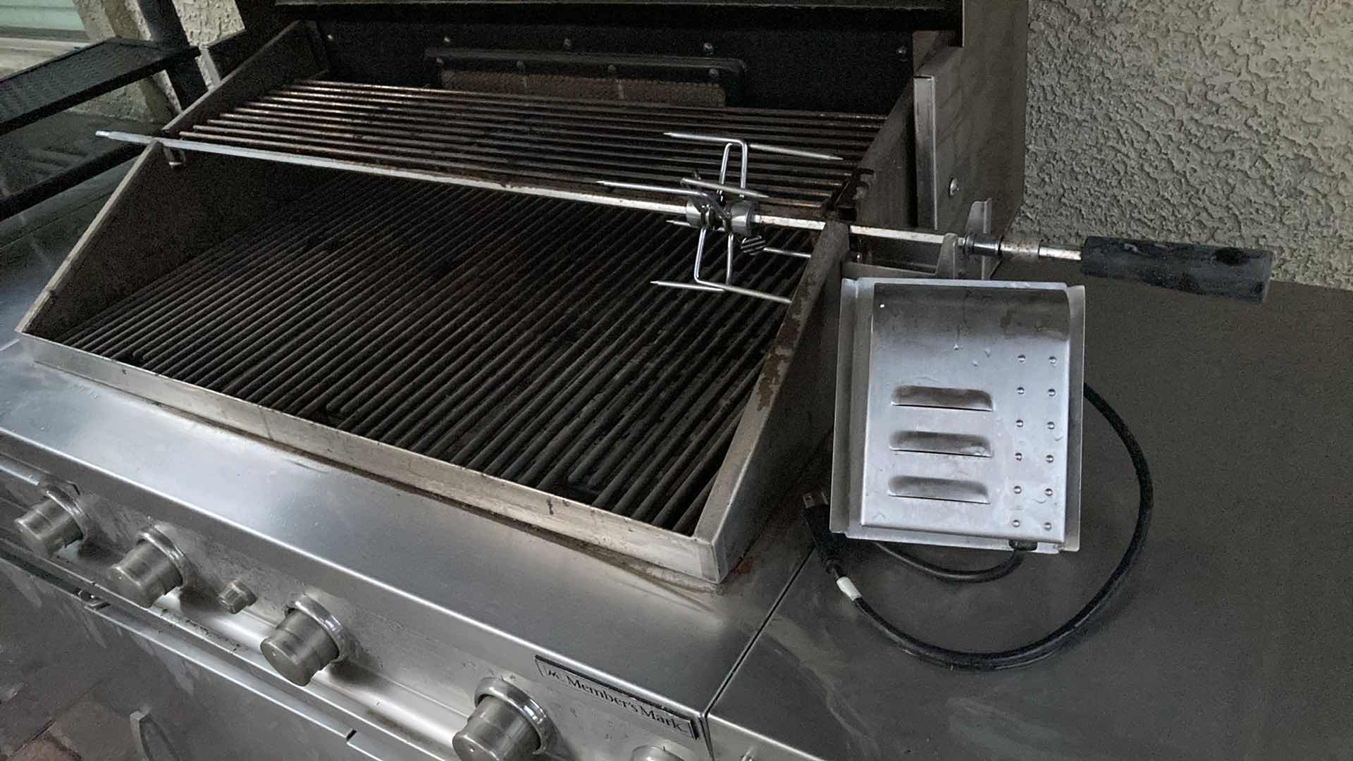 Photo 1 of MEMBERS MARK NATURAL GAS GRILL W BURNER & ROTISSERIE MODEL MONARCH04ANG