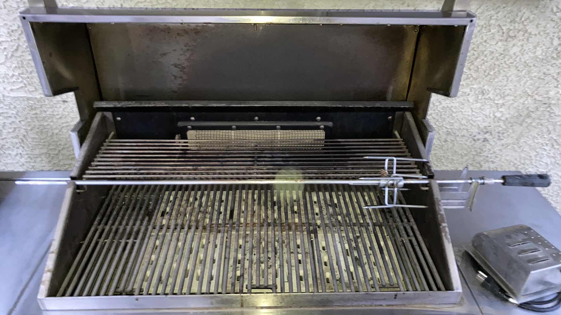 Photo 1 of MEMBERS MARK NATURAL GAS GRILL W BURNER & ROTISSERIE MODEL MONARCH04ANG