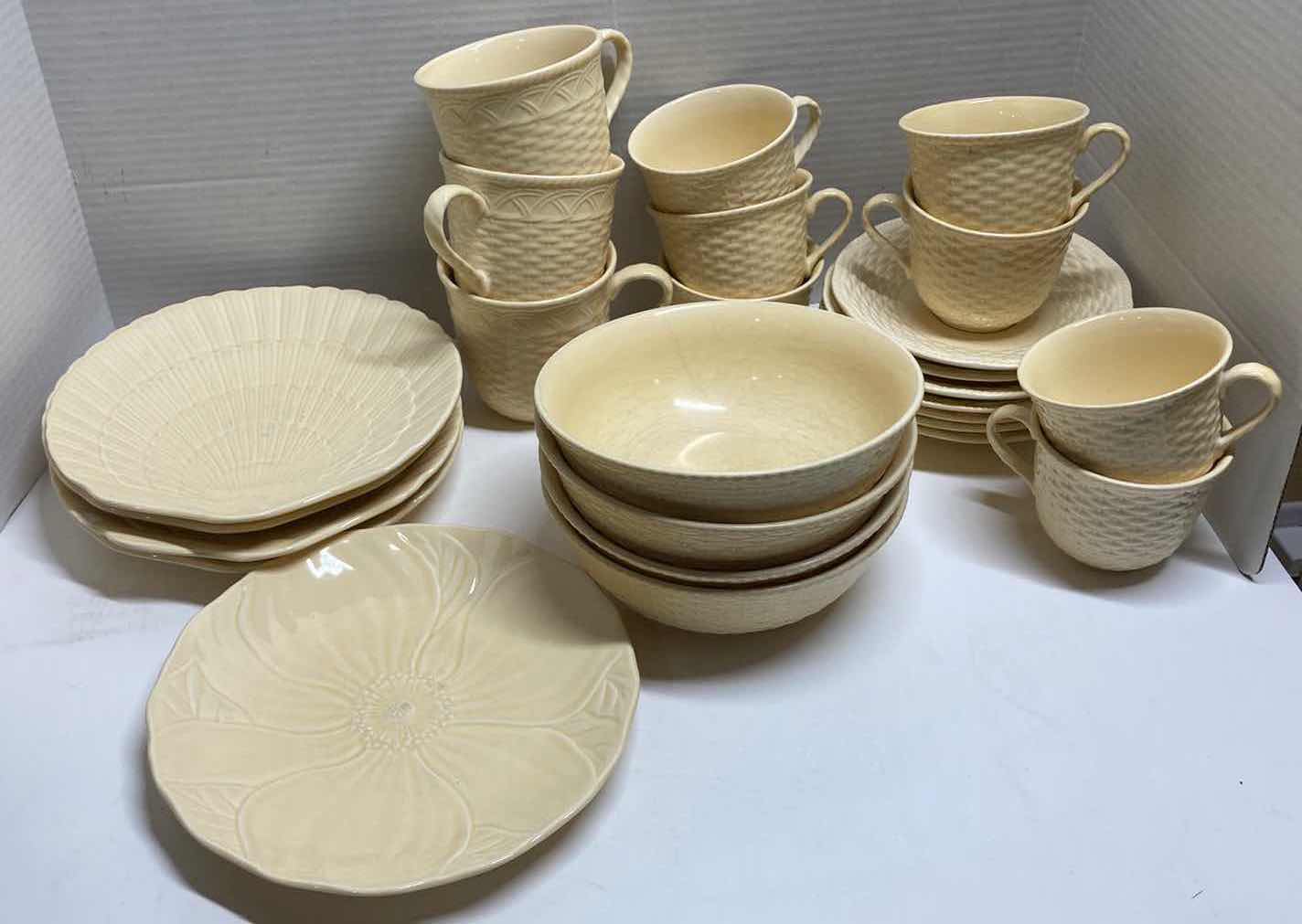 Photo 1 of MIKASA COUNTRY MANOR SAFFRON 26PC CHINA SET FF008