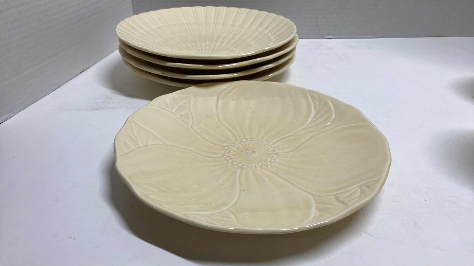 Photo 1 of MIKASA COUNTRY MANOR SAFFRON 26PC CHINA SET FF008