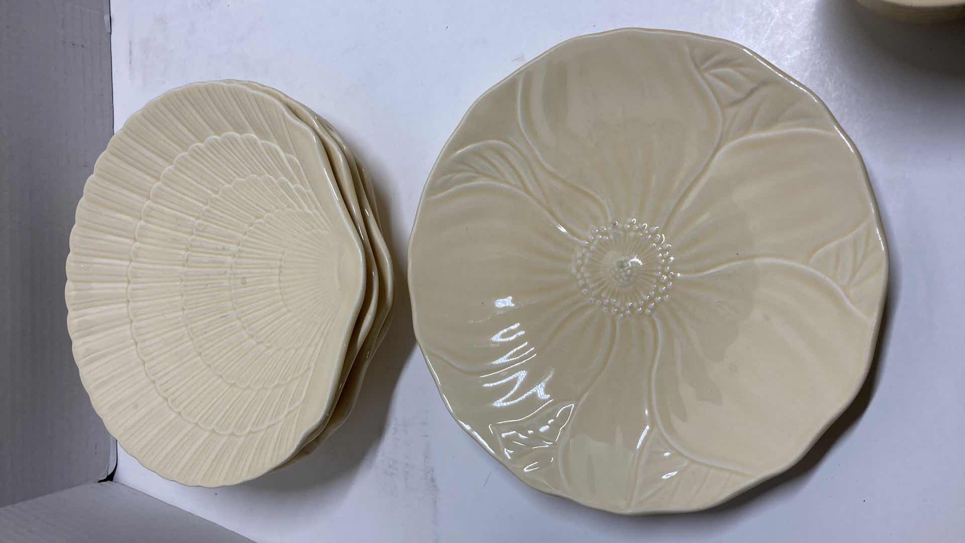 Photo 1 of MIKASA COUNTRY MANOR SAFFRON 26PC CHINA SET FF008