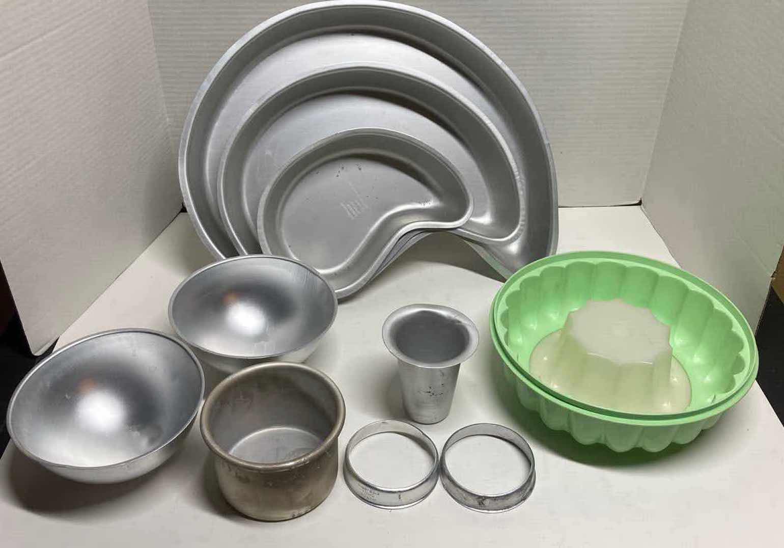 Photo 1 of BAKING CAKE MOLDS W BAKEWARE