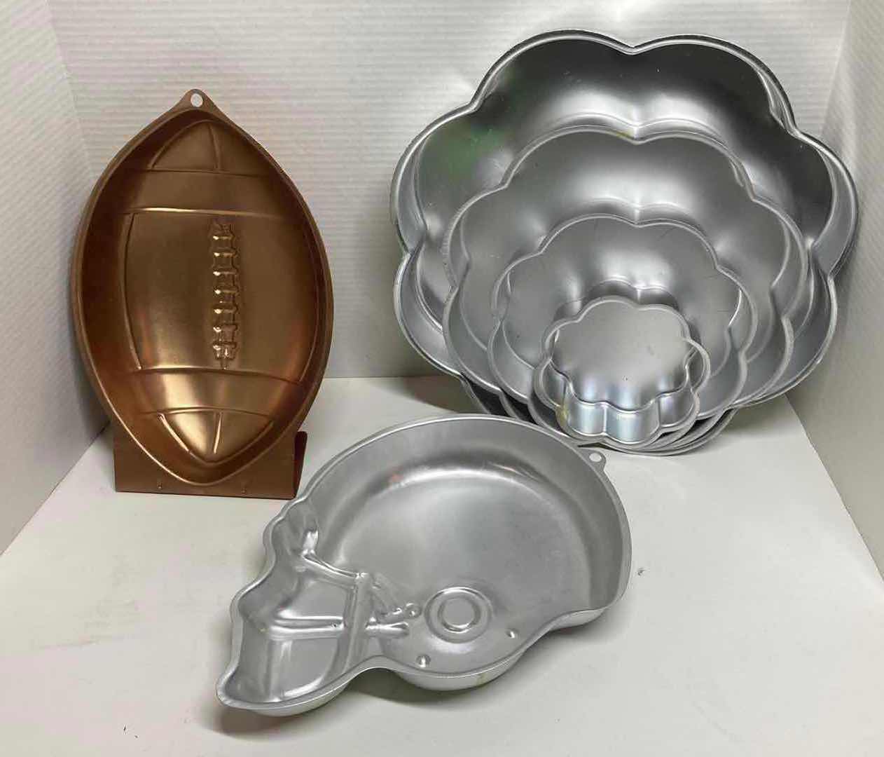 Photo 1 of BAKING CAKE MOLDS W BAKEWARE