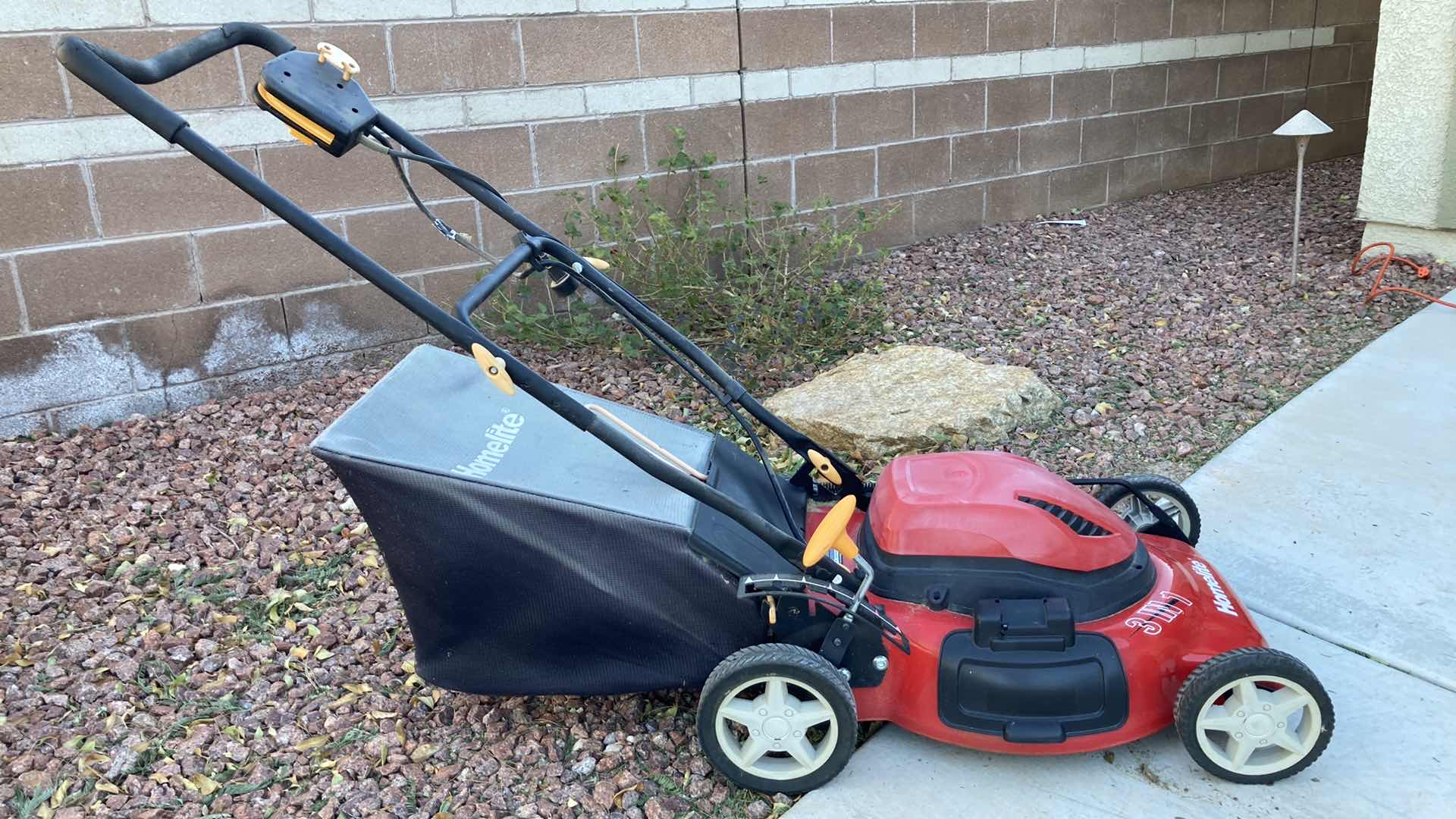 Photo 1 of HOMELITE 20” 3IN1 ELECTRIC LAWNMOWER MODEL UT070759