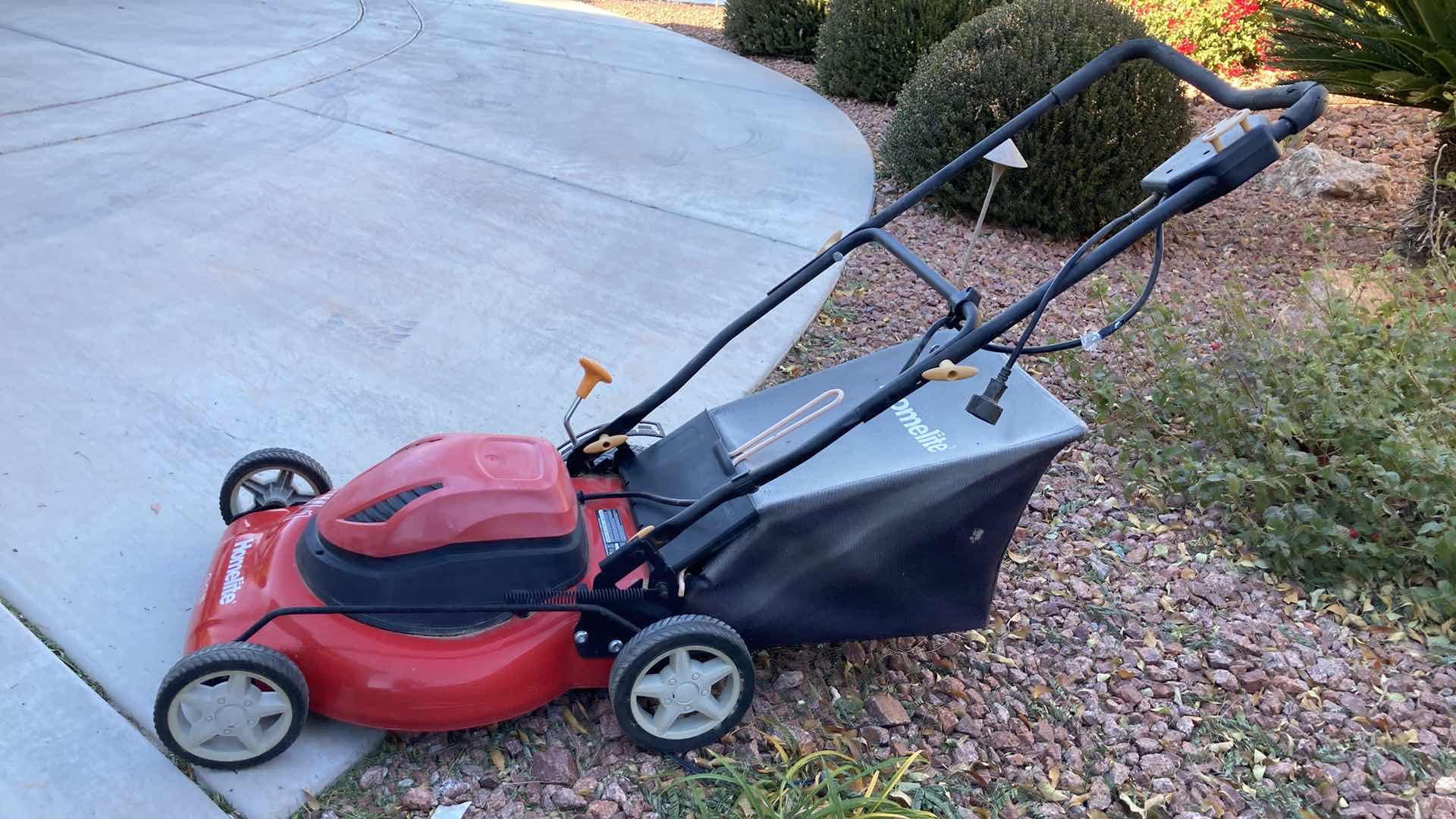 Photo 1 of HOMELITE 20” 3IN1 ELECTRIC LAWNMOWER MODEL UT070759