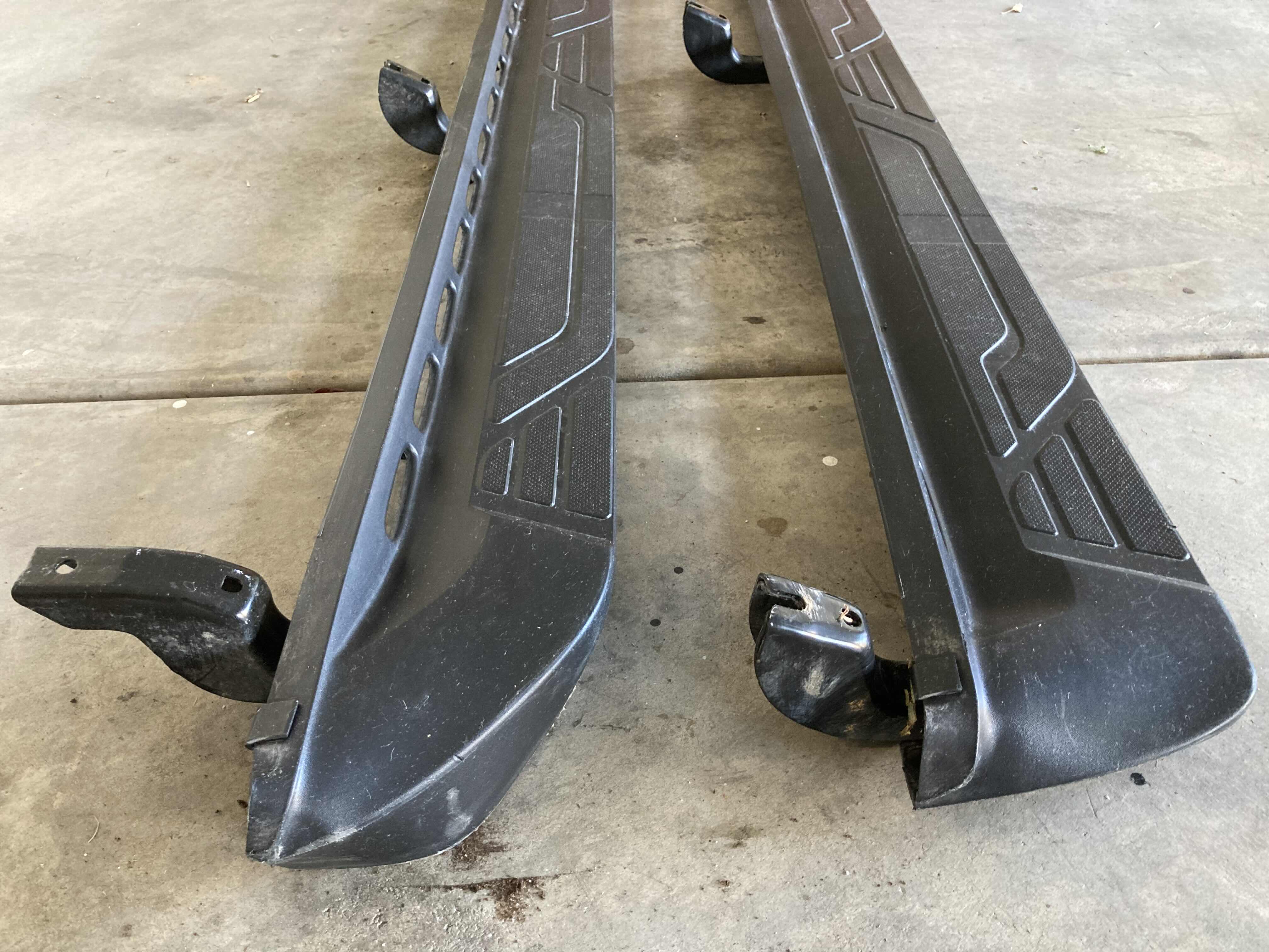 Photo 1 of TOYOTA 5L4 DRIVER LHS & PASSENGERS RHS SIDE MOUNT STEPS MODEL T0117-100/T0117-200