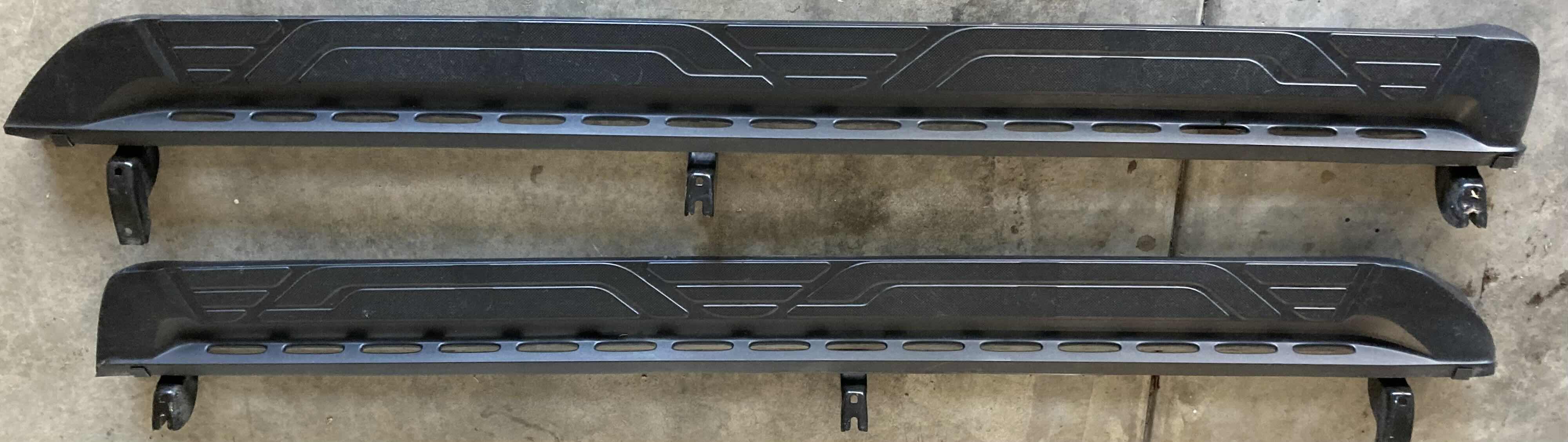 Photo 1 of TOYOTA 5L4 DRIVER LHS & PASSENGERS RHS SIDE MOUNT STEPS MODEL T0117-100/T0117-200