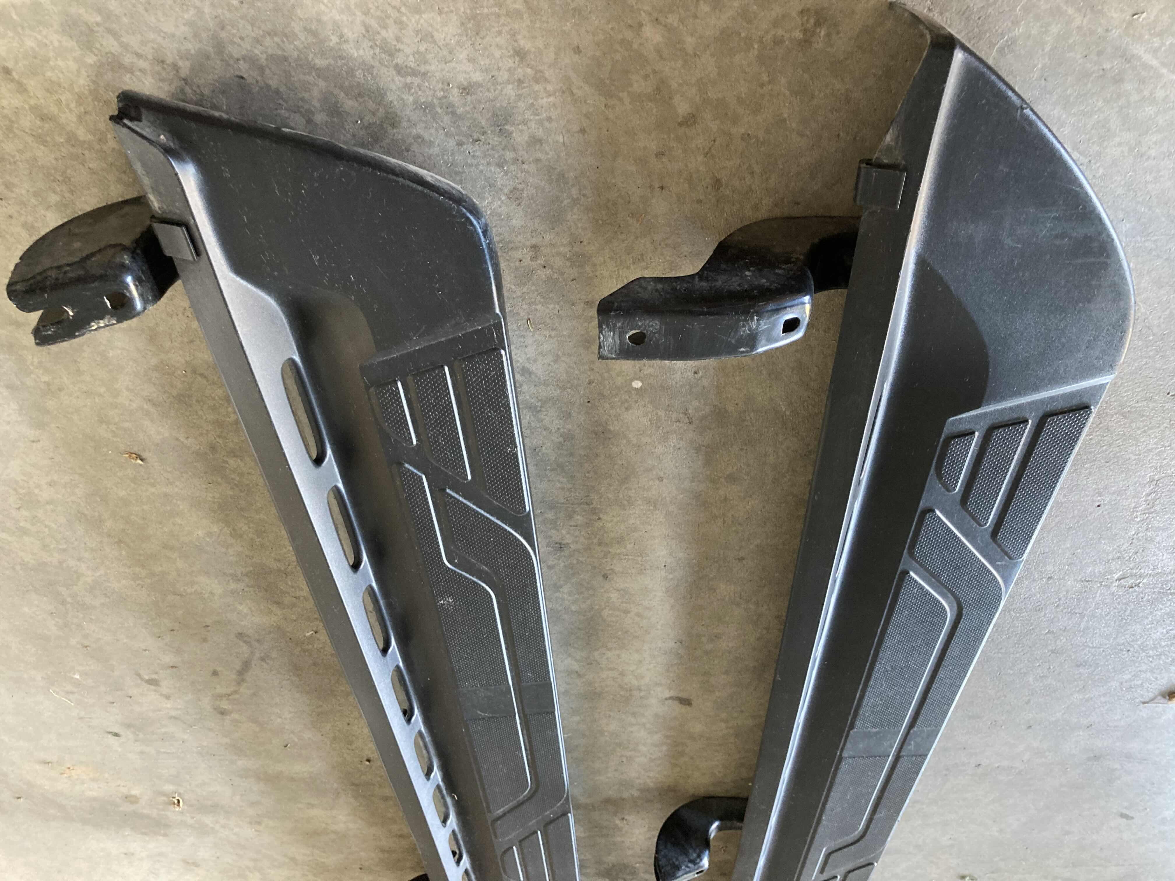 Photo 1 of TOYOTA 5L4 DRIVER LHS & PASSENGERS RHS SIDE MOUNT STEPS MODEL T0117-100/T0117-200