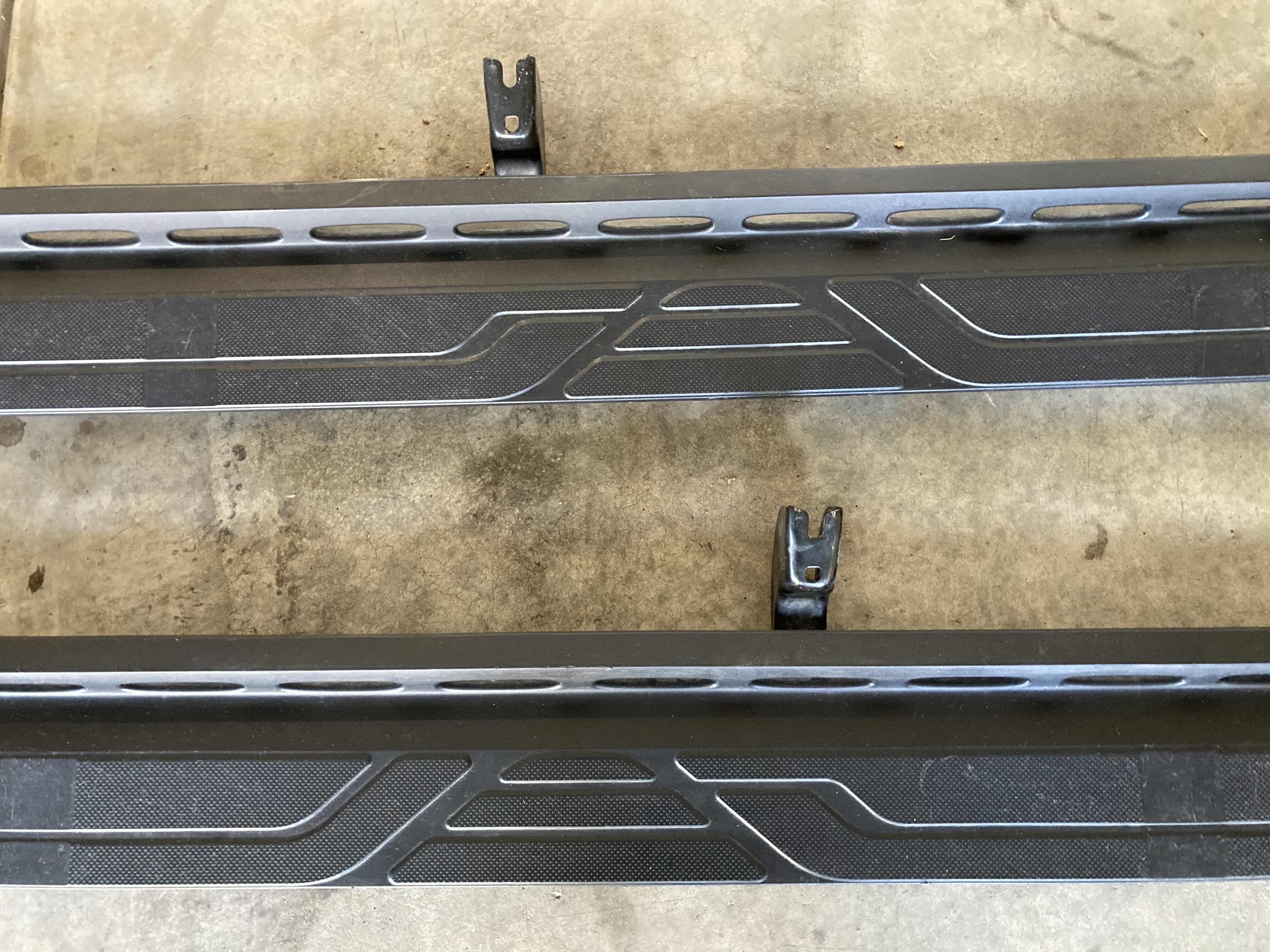 Photo 1 of TOYOTA 5L4 DRIVER LHS & PASSENGERS RHS SIDE MOUNT STEPS MODEL T0117-100/T0117-200